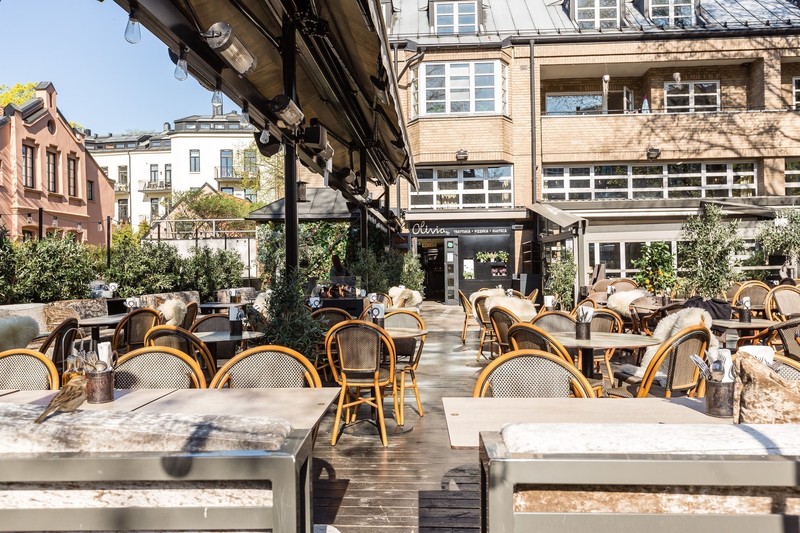 Kafeer og restauranter rett utenfor døren – perfekt for lunsj eller kundemøter. Galleribilde