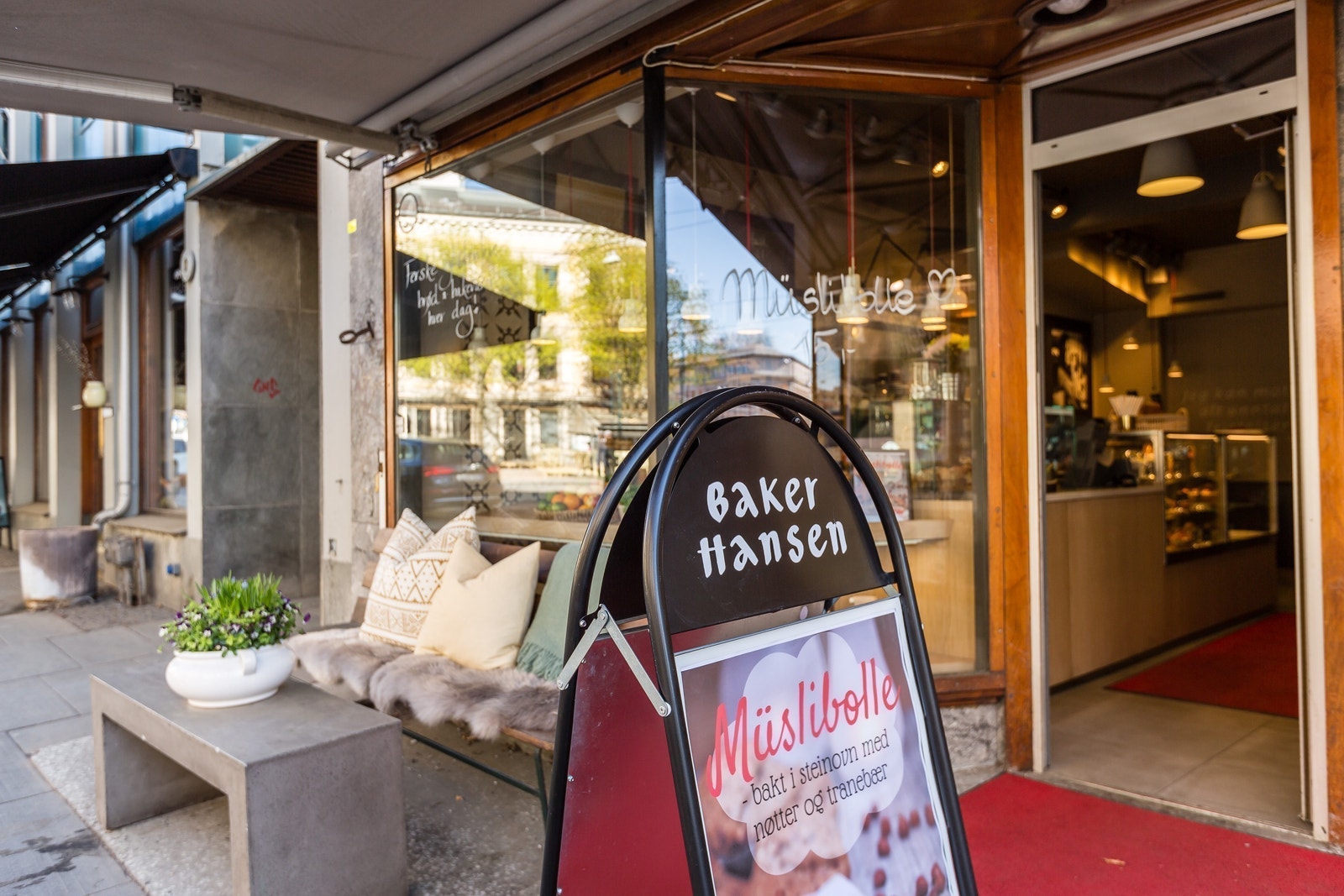 Et bredt utvalg av kafeer, restauranter og butikker rett utenfor Galleribilde