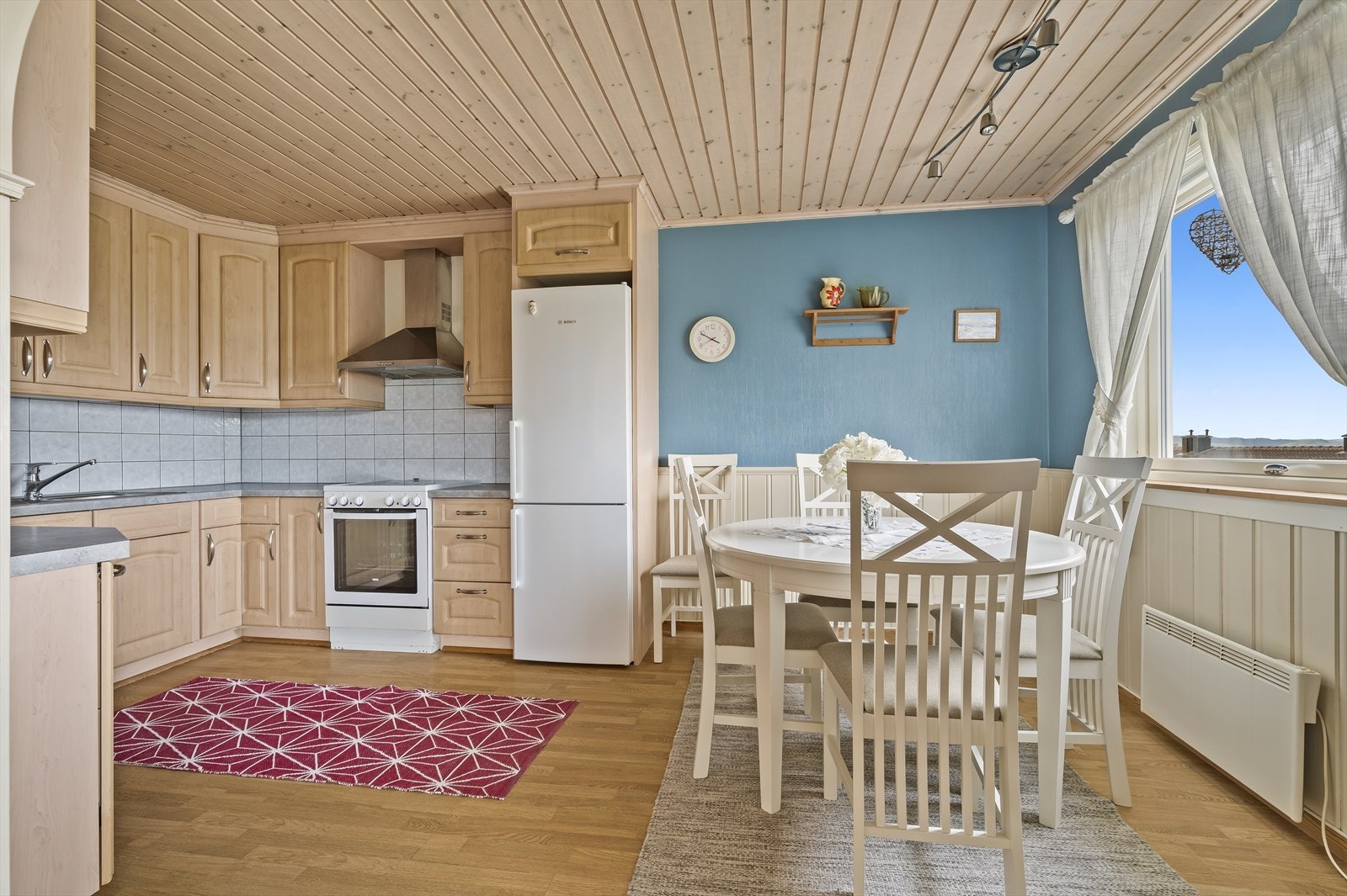 Kjøkken med spiseplass. Galleribilde