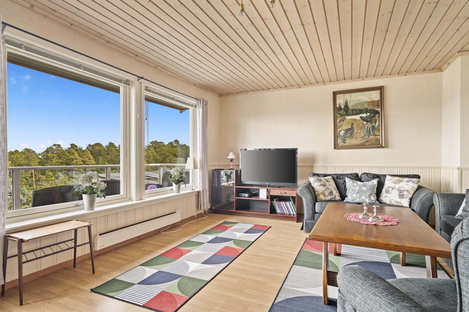 Lys og fin stue med store vindusflater og en fantastisk utsikt. Galleribilde