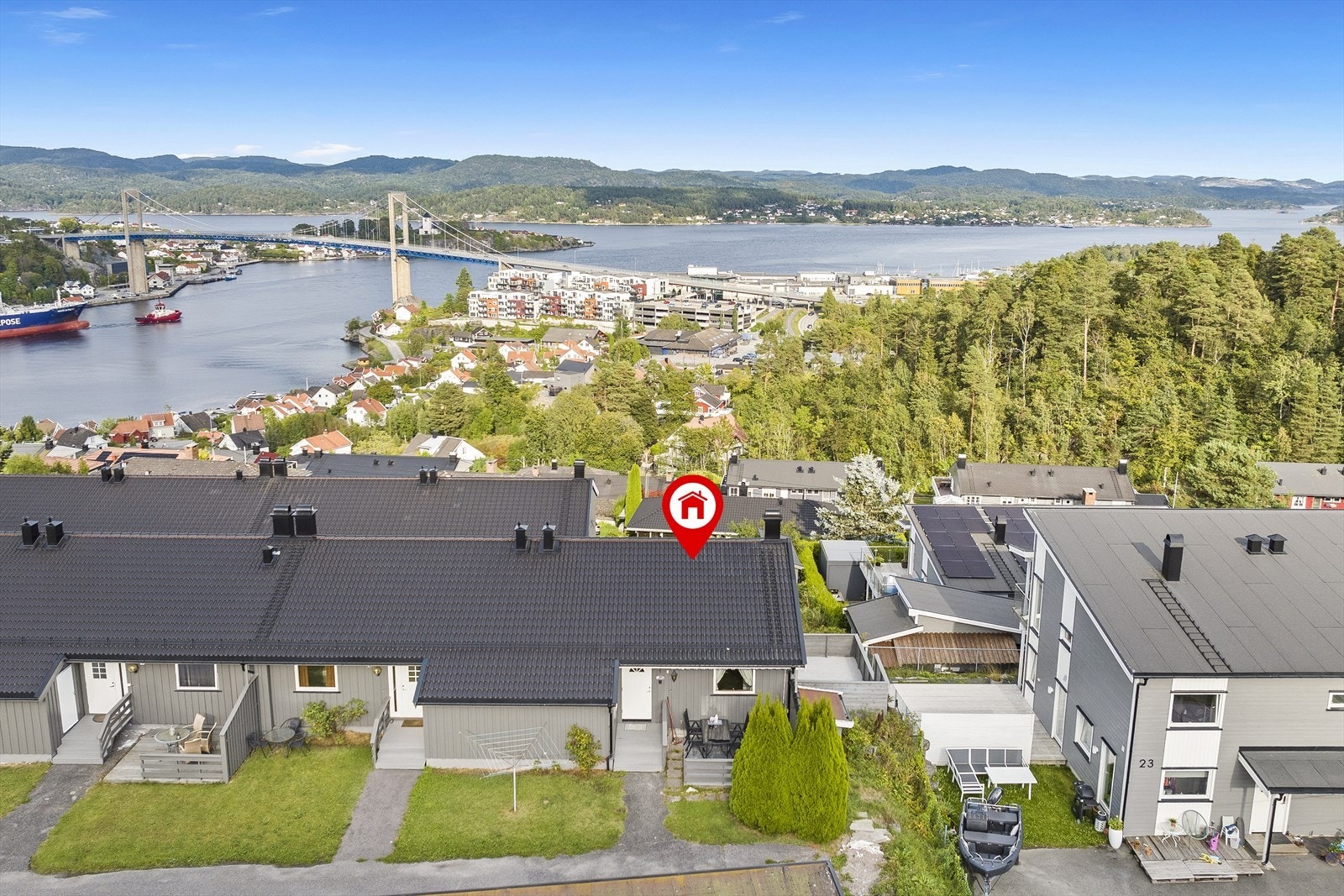 Fasade fra inngangssiden hvor det også er en fin terrasseplatting - usjenert og solrikt. Galleribilde