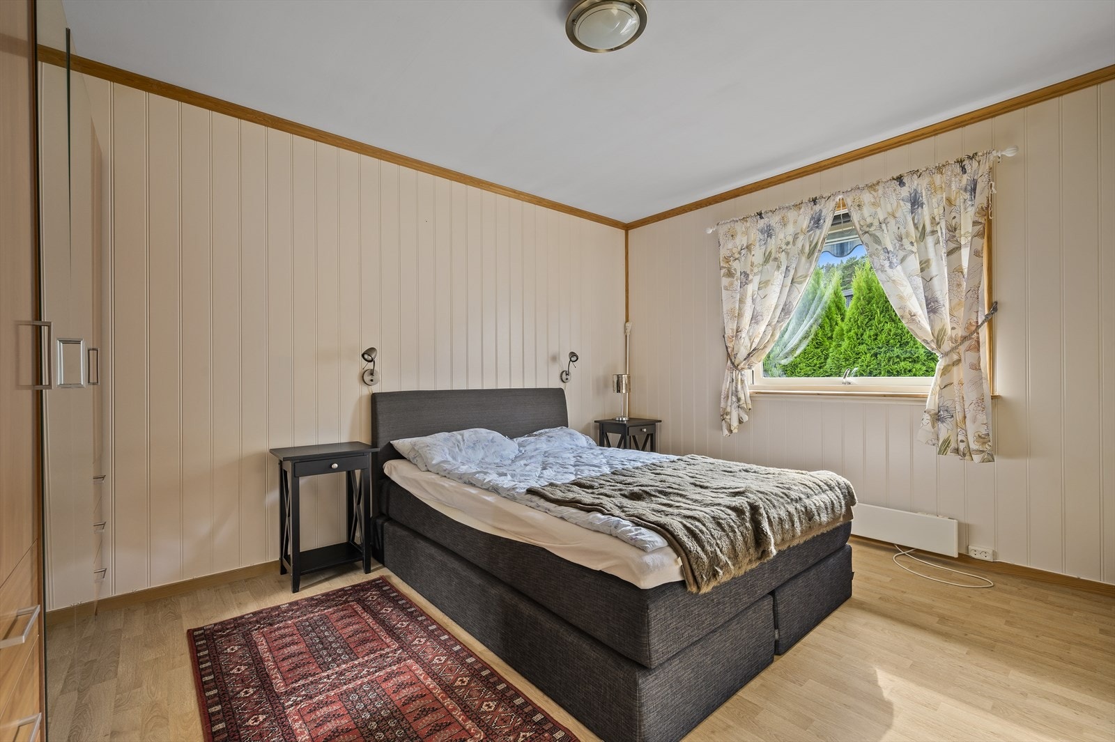 Stort og godt soverom med romslig garderobeløsning. Galleribilde