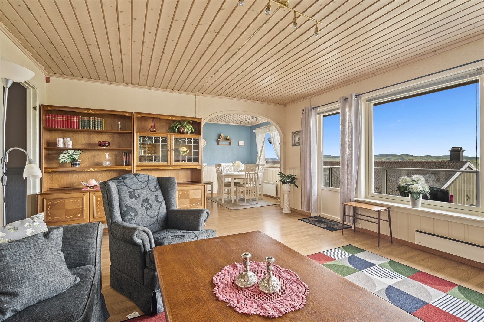 Stue med utgang til veranda mot sjøsiden. Galleribilde