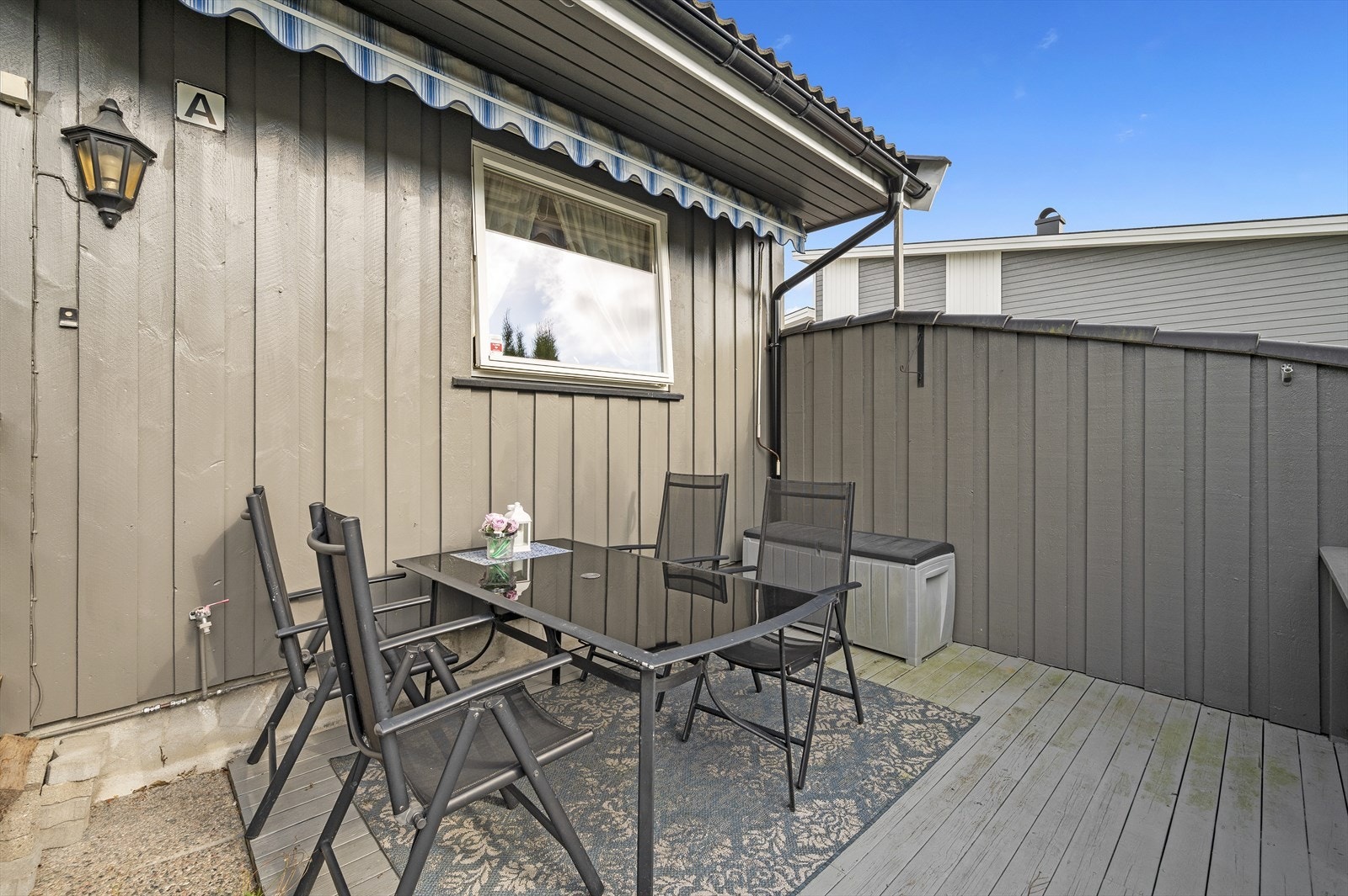 Terrasseplatting ved inngangspartiet. Praktisk også med egen utekran. Galleribilde