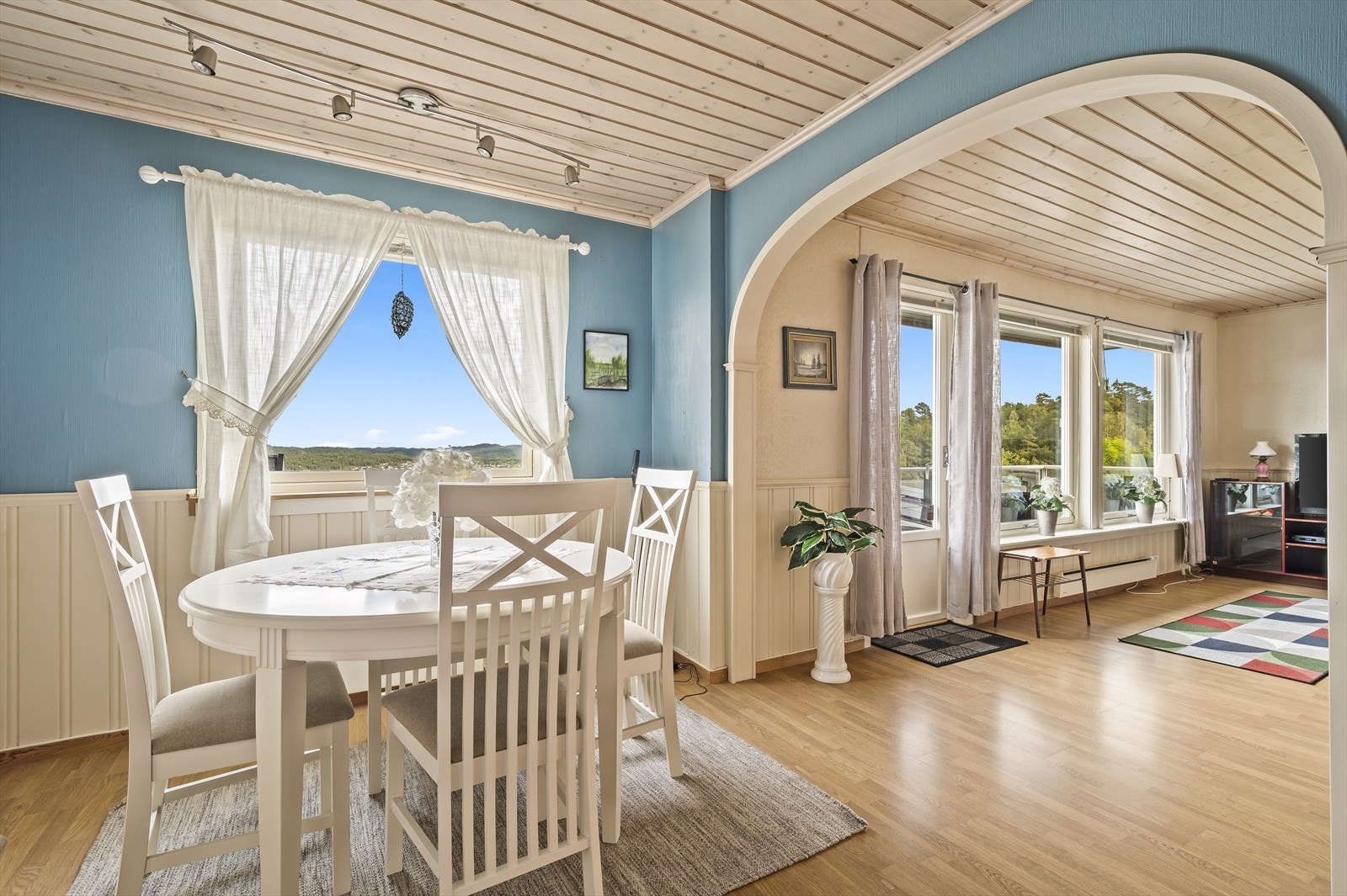 Spiseplass på kjøkkenet Galleribilde