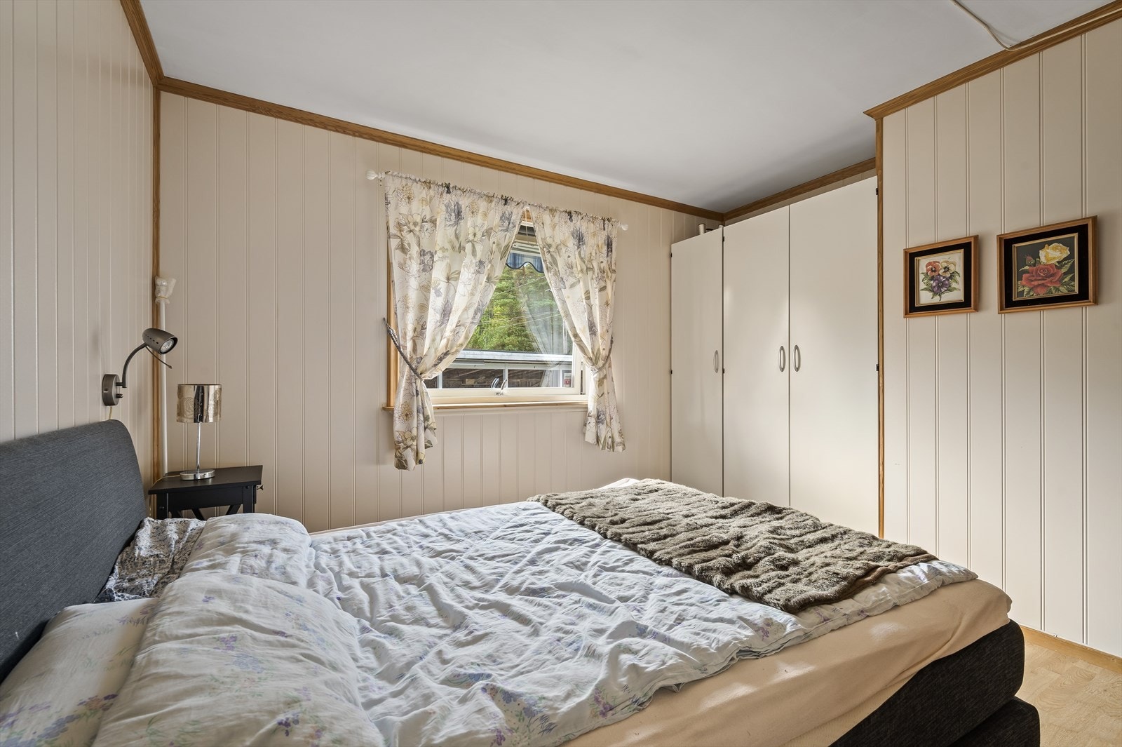 Soverom med 2 garderobeskap Galleribilde