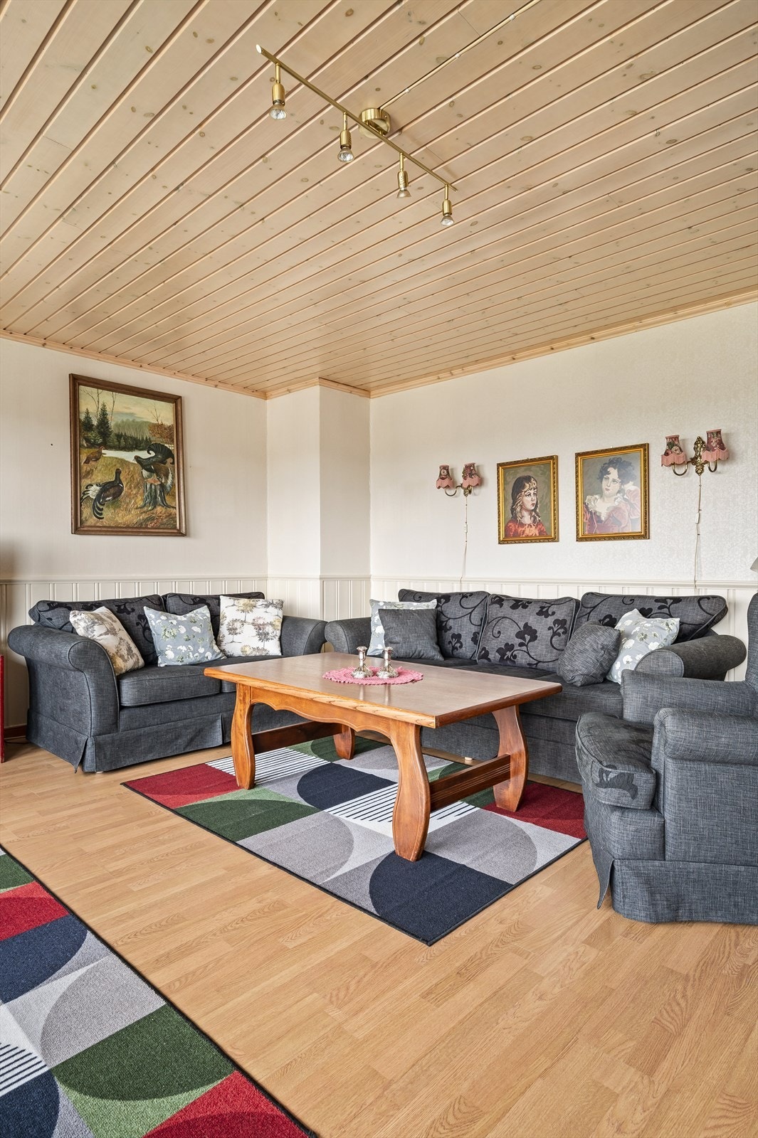 Stue. Det er pipe i boligen, men ikke tilkoblet ildsted. Galleribilde