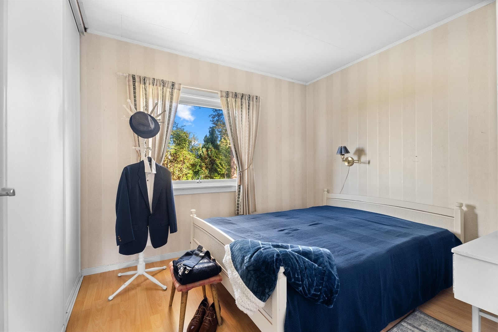 Boligen har i dag ett romslig soverom i hovedetasjen, med mulighet for alternative planløsninger for å få et ekstra soverom. Galleribilde