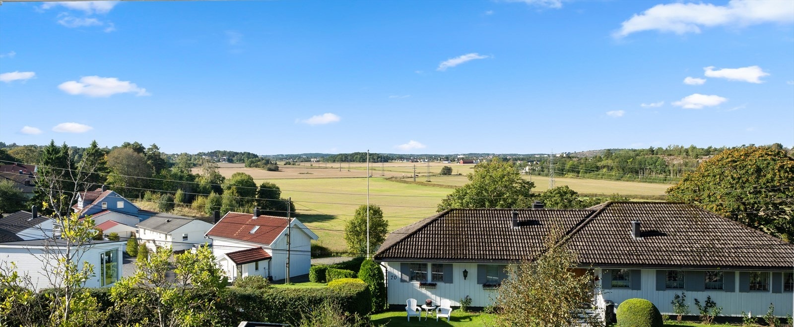 Fra eiendommen har du en flott og fri utsikt over nærområdet - her kan du nyte kveldshimmelen. Galleribilde