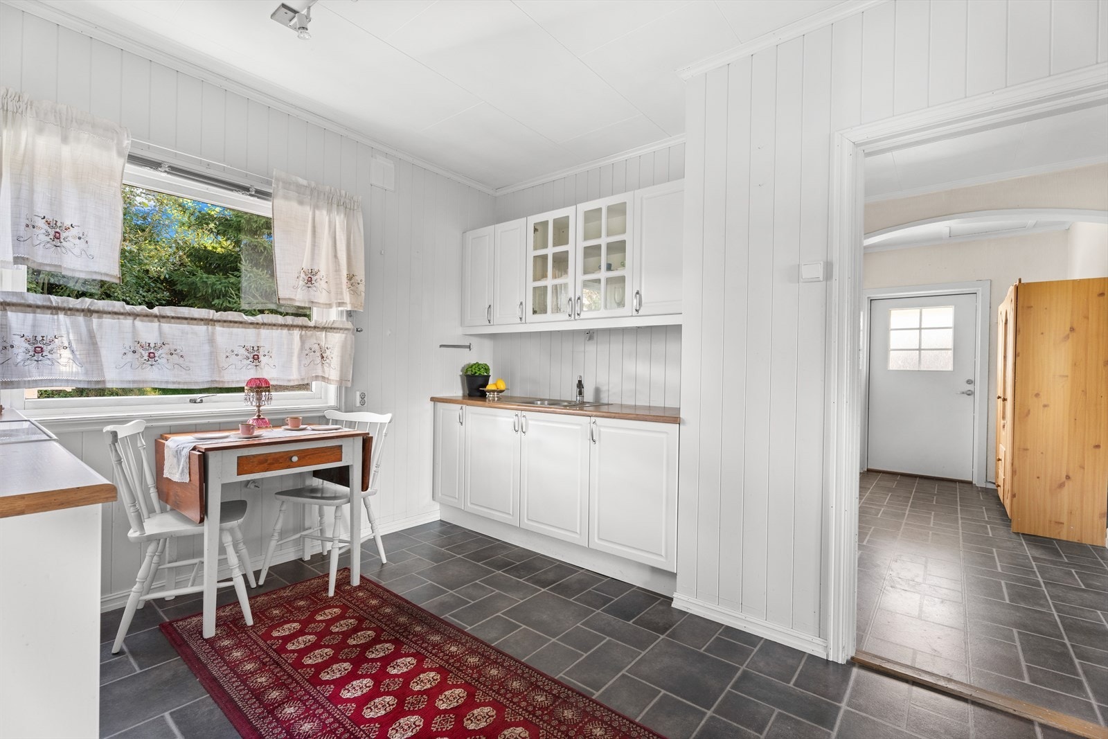 Godt med arbeidsflate og plass til hvitevarer som komfyr og kjøleskap (disse medfølger salget). Galleribilde