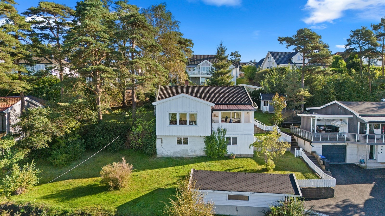 Eiendommen har en attraktiv plassering på høydedraget. Galleribilde