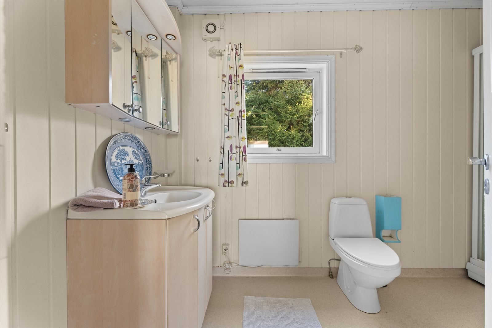 Bad med servantinnredning, wc, dusjkabinett og opplegg for vaskemaskin. Galleribilde