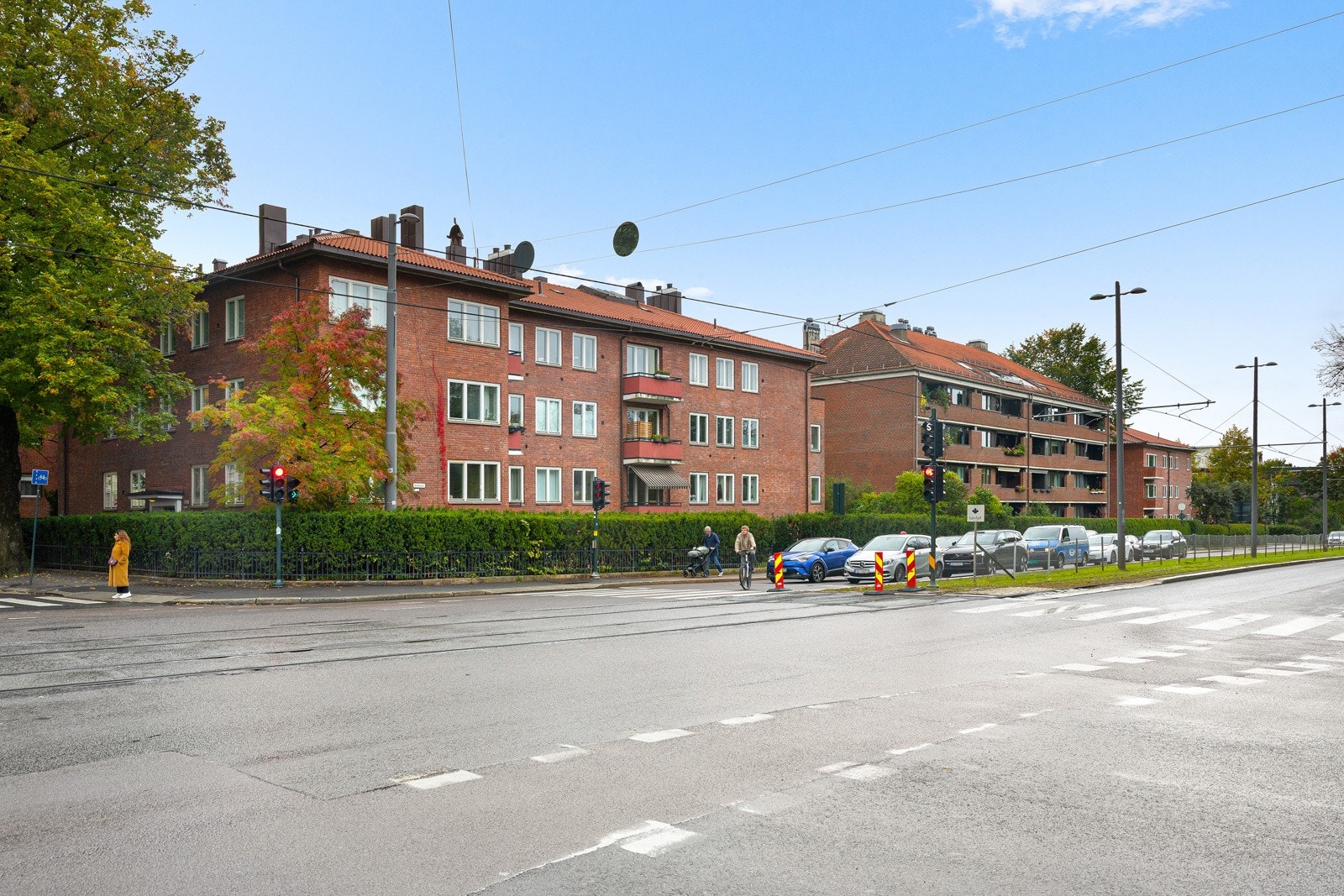 Her bor du midt i byen, omgitt av grønne omgivelser og med alt du trenger rett utenfor døren. Galleribilde