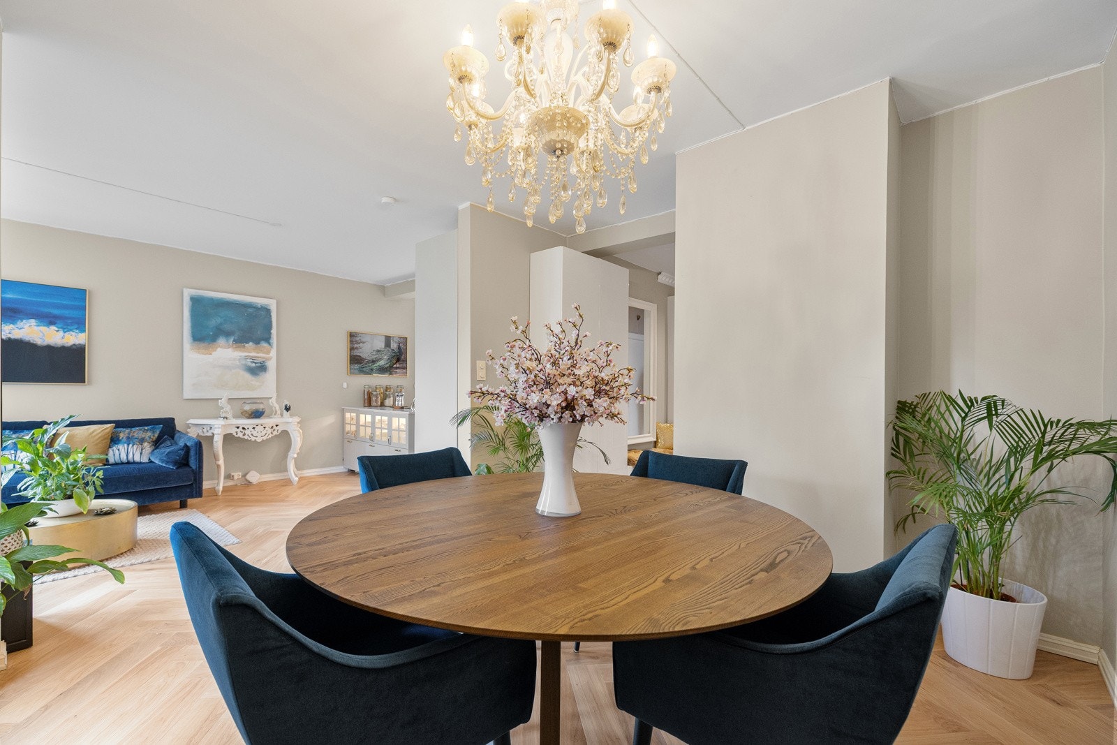 Leiligheten fremstår som godt vedlikeholdt og har fått en rekke oppgraderinger det siste året med bl.a. nytt kjøkken i 2025. Galleribilde