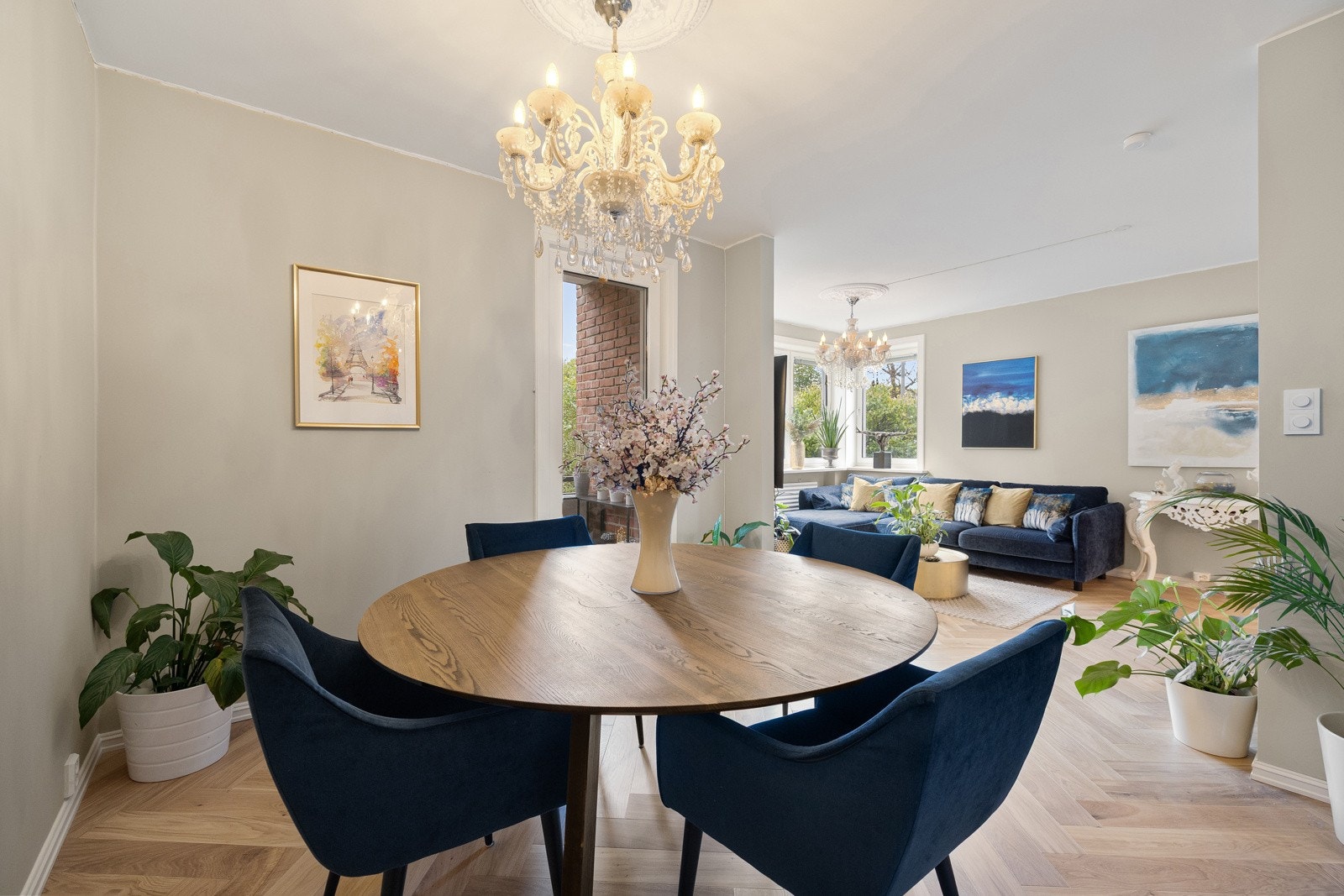 God plass til en stor spisegruppe hvor man kan samle venner og familie til et hyggelig måltid. Galleribilde