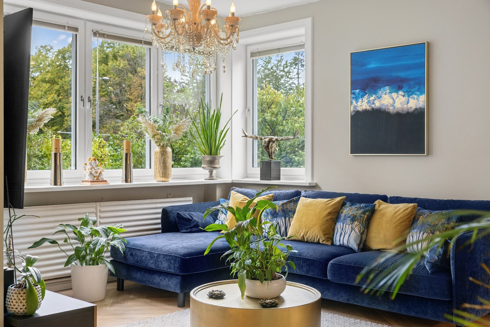 Store vindusflater slipper inn rikelig med naturlig lys og rommet oppleves åpent, lyst og med minimalt innsyn. Galleribilde