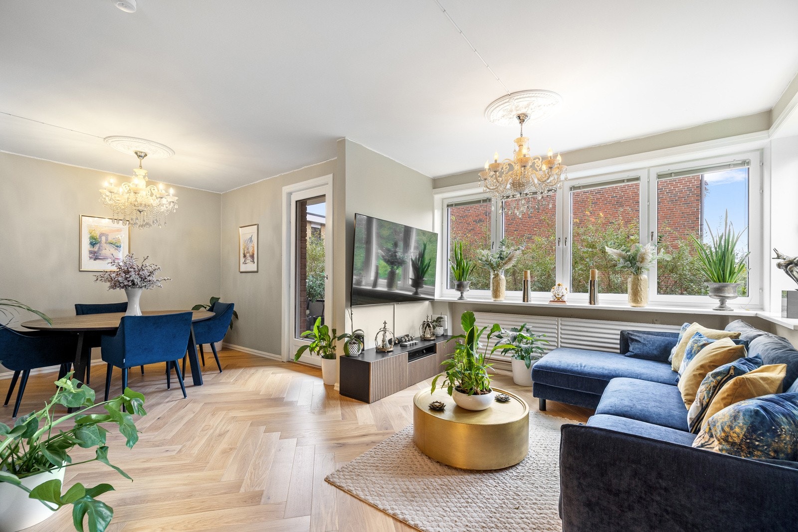 Stuen har en romslig planløsning som gir god plass til både sofagruppe og tv-møblement. Galleribilde