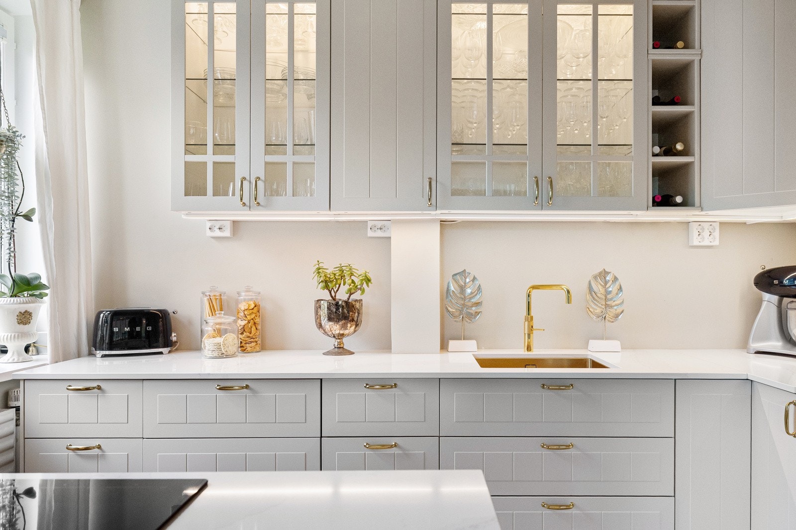 Integrerte hvitevarer inkluderer kjøl/frys, oppvaskmaskin, stekeovn samt platetopp med integrert ventilator til yttervegg/fellesanlegg. Galleribilde