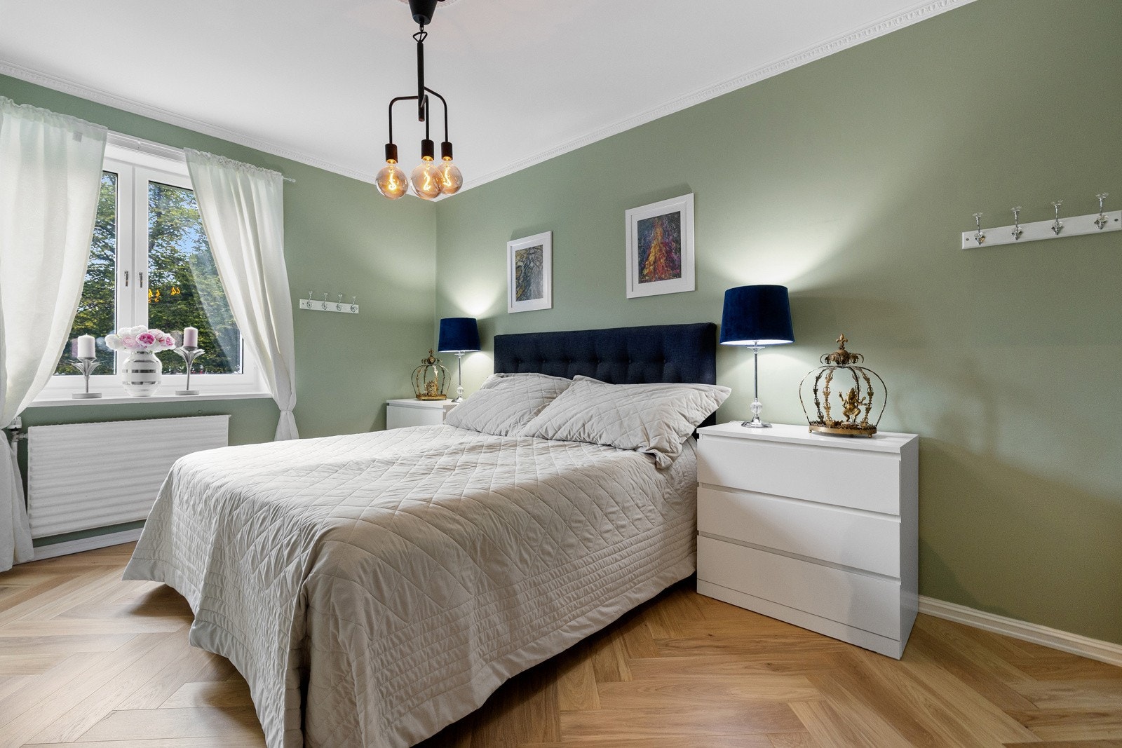 Hovedsoverommet imponerer med stukkatur, takrosett og fiskebensparkett i eik. Galleribilde