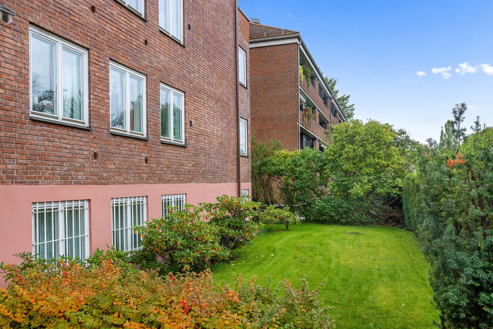 Med boligen følger det hele 3 boder, henholdsvis to i kjeller og én på loft - som gir rikelig med oppbevaringsplass. Galleribilde