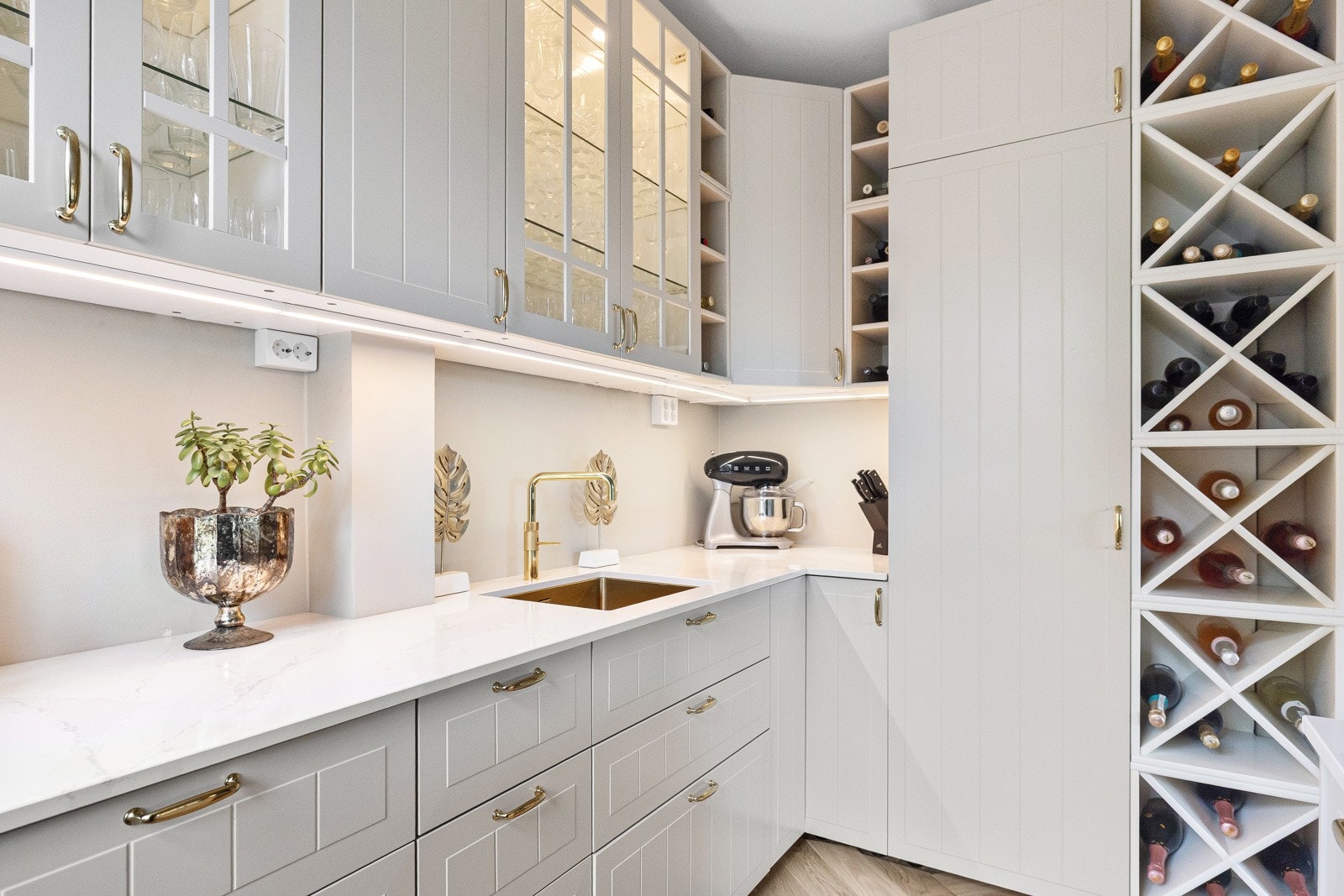 Praktiske og dekorative løsninger som innebygde vitrineskap med belysning og egen vinhylle gir det lille ekstra. Galleribilde
