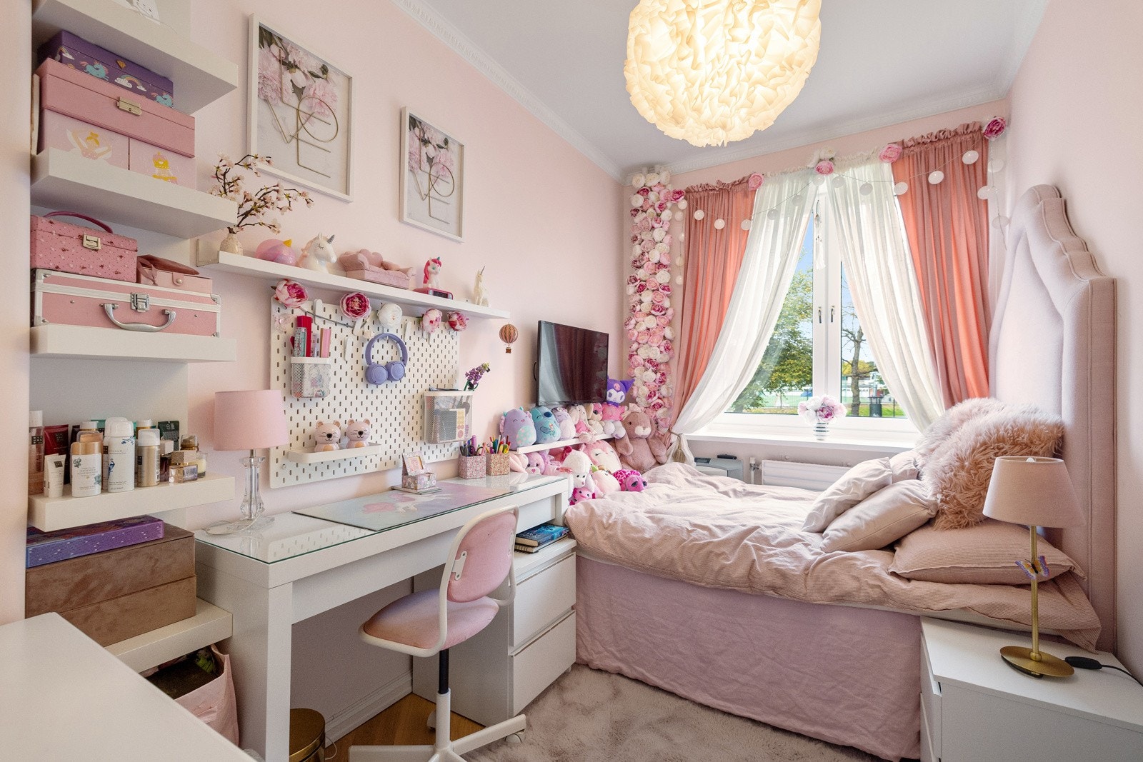 Soverom 2 er i dag innredet som barnerom, men egner seg også godt som gjesterom eller hjemmekontor - alt etter behov. Galleribilde