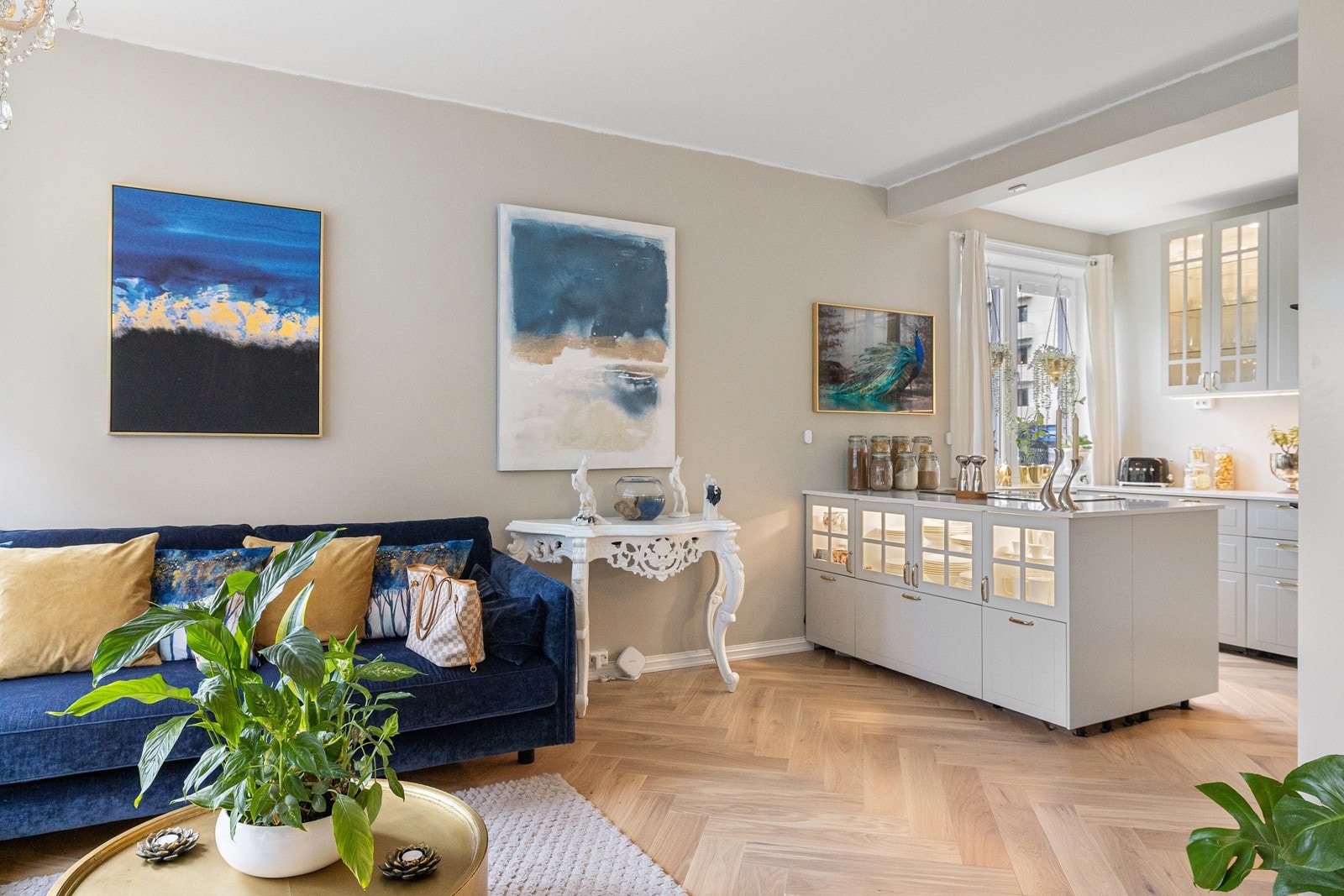 Kjøkkenet ligger i naturlig tilknytning til oppholdsrommet - en sosial og luftig planløsning. Galleribilde