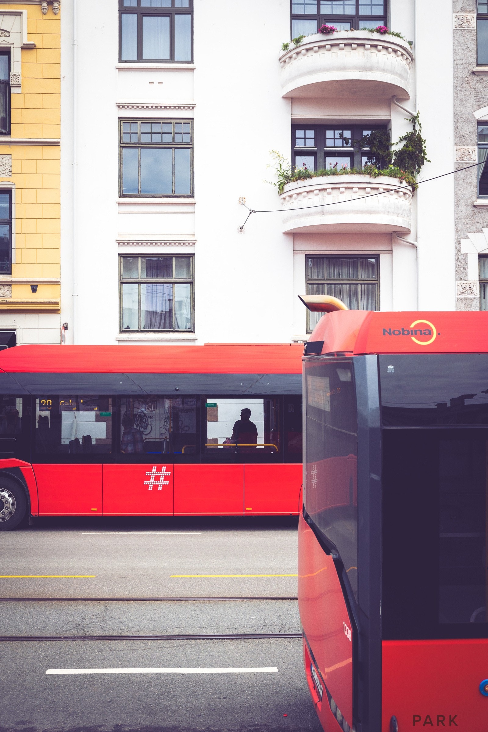 Nær buss, trikk og T bane - enkel kommunikasjon. Galleribilde