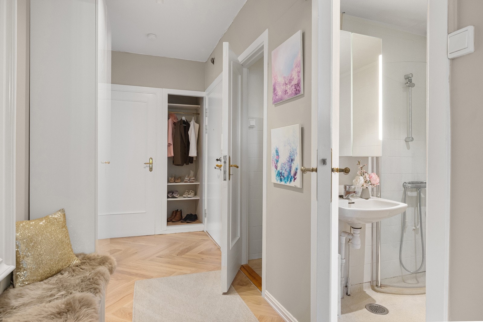 Gulvet er belagt med eksklusiv fiskebensparkett i eik som går igjen i hele leiligheten. Galleribilde