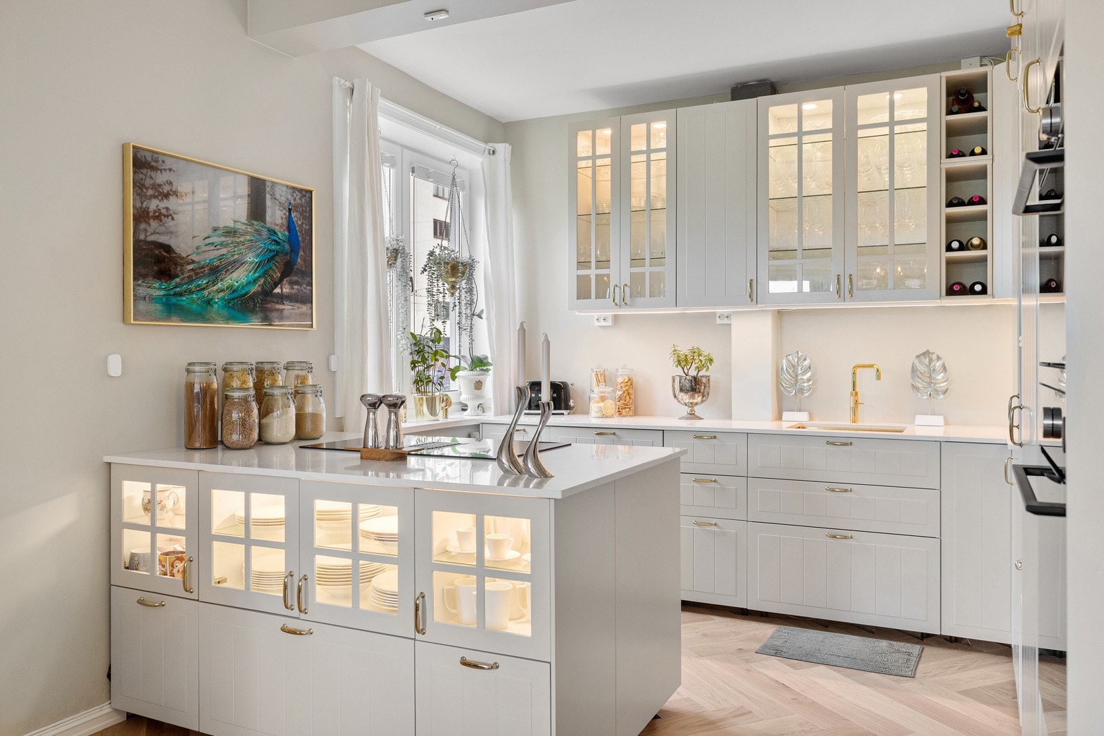 Lekkert, nytt kjøkken fra IKEA i 2025 med profilerte fronter, benkeplate i stein og detaljer i gull. Galleribilde