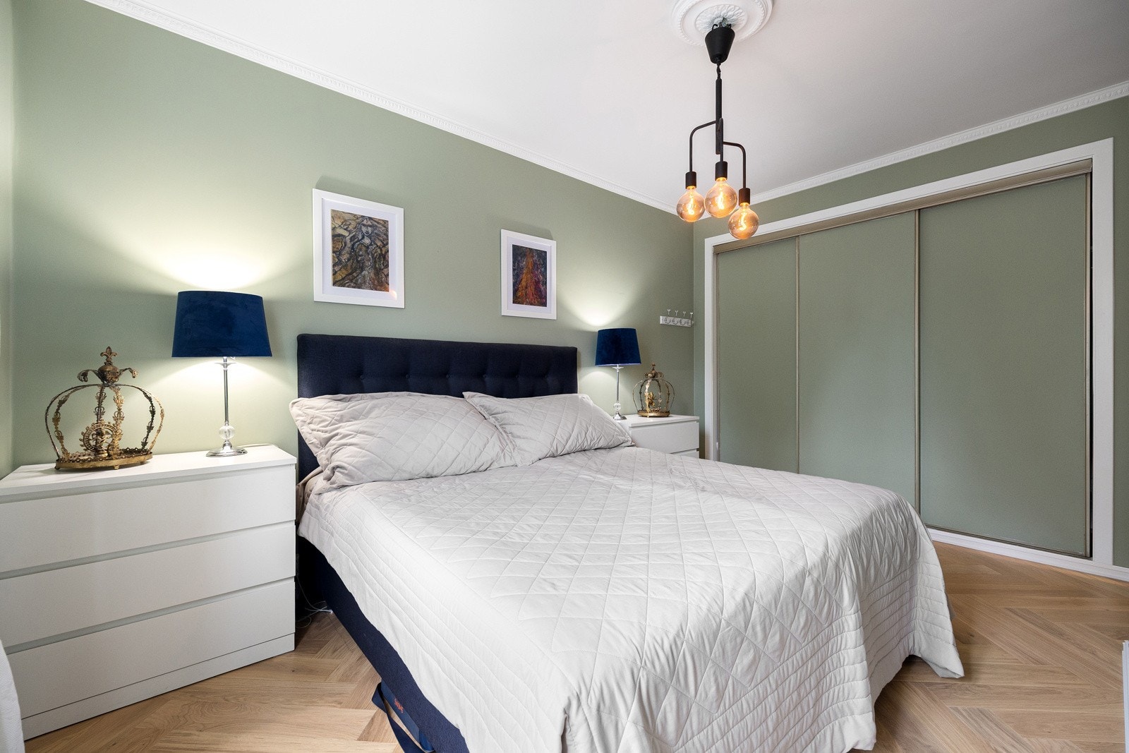 Rommet har plass til dobbeltseng, nattbord og øvrig møblement, samt integrert og stor garderobeløsning med skyvedører. Galleribilde