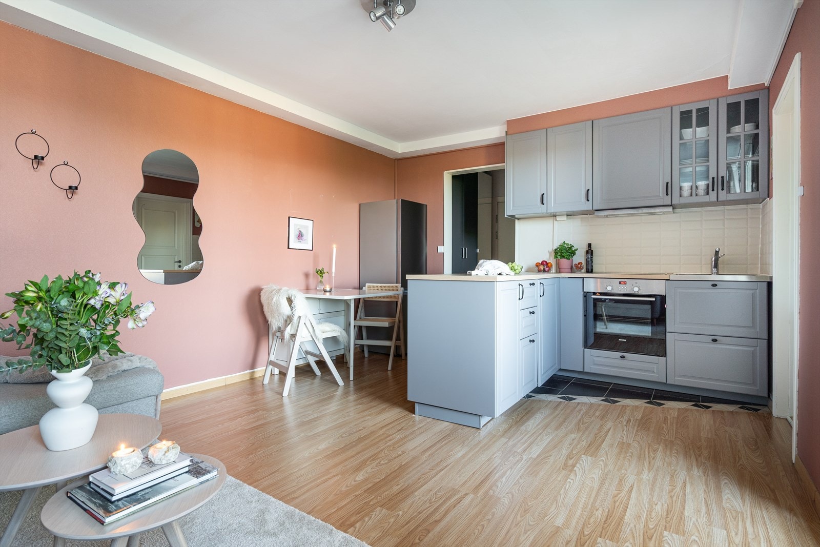 Den åpne løsningen gir en sosial og luftig atmosfære mellom stue og kjøkken. Galleribilde