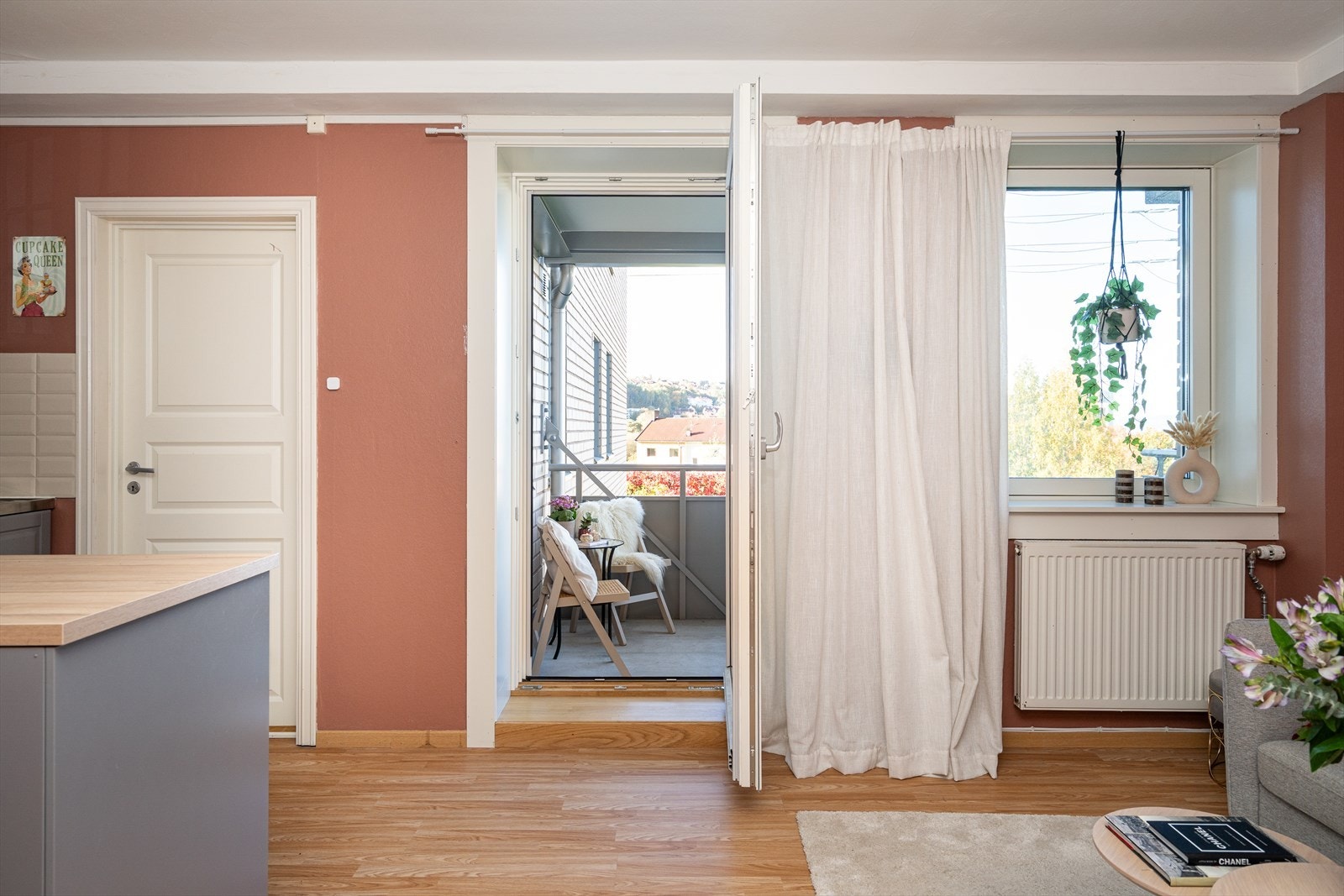 Balkongdøren fra 2023 leder ut til leilighetens private uteplass. Galleribilde