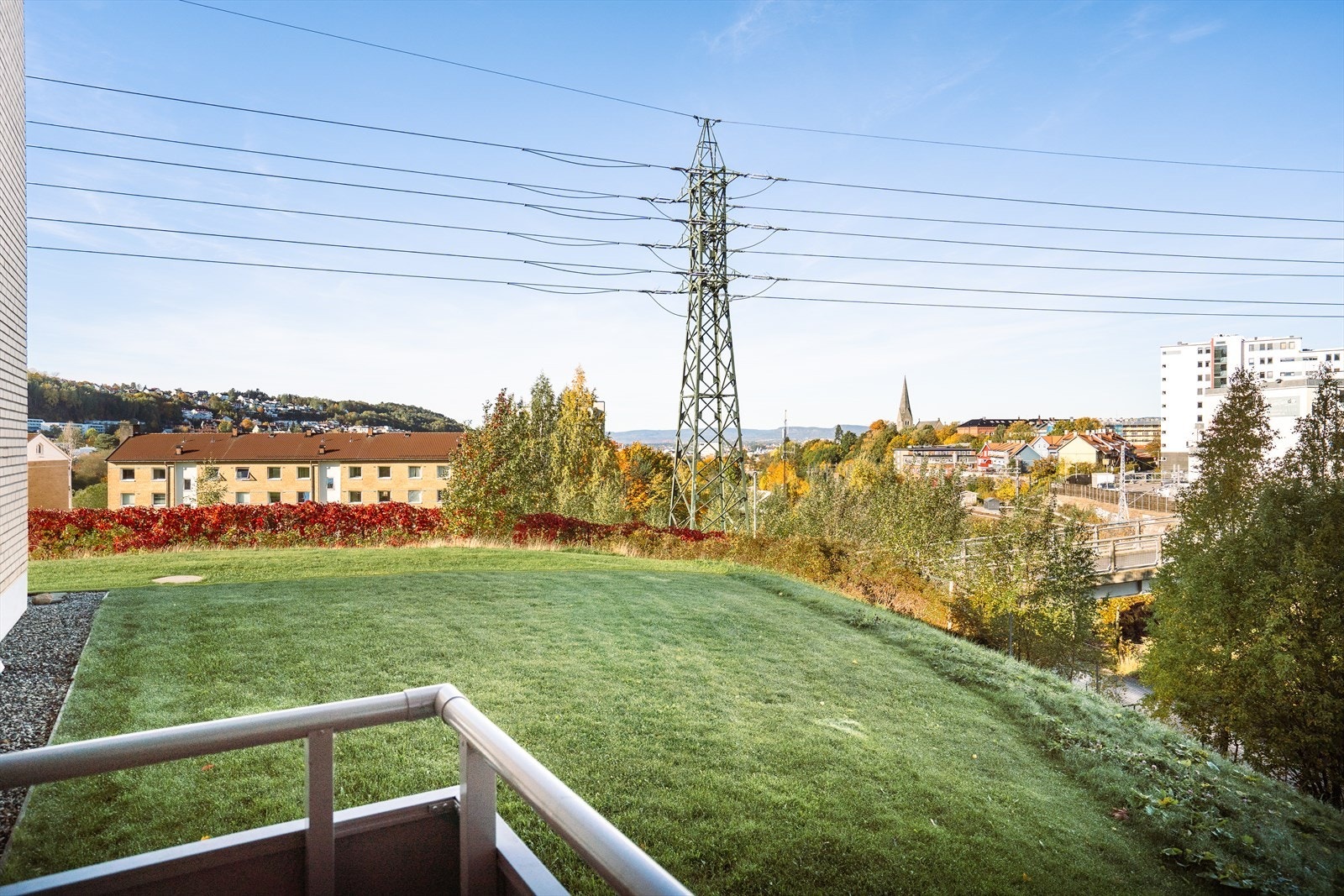 Området er preget av en blanding av etablert bebyggelse og grønne lunger. Med busstoppet Etterstad vest kun 5 minutter unna, er du effektivt koblet til sentrum. Galleribilde