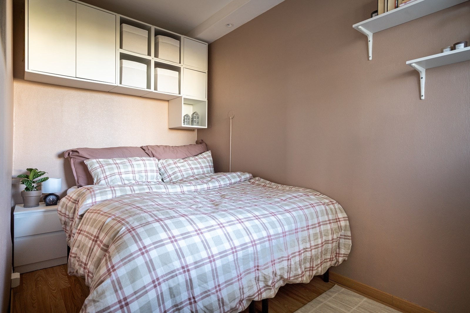 Soverommet plass til dobbeltseng og praktiske oppbevaringsmuligheter. Galleribilde