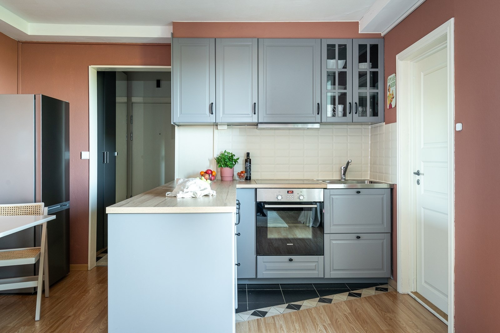 Kjøkkeninnredningen fra Ikea har profilerte fronter som ble montert i 2023. Galleribilde