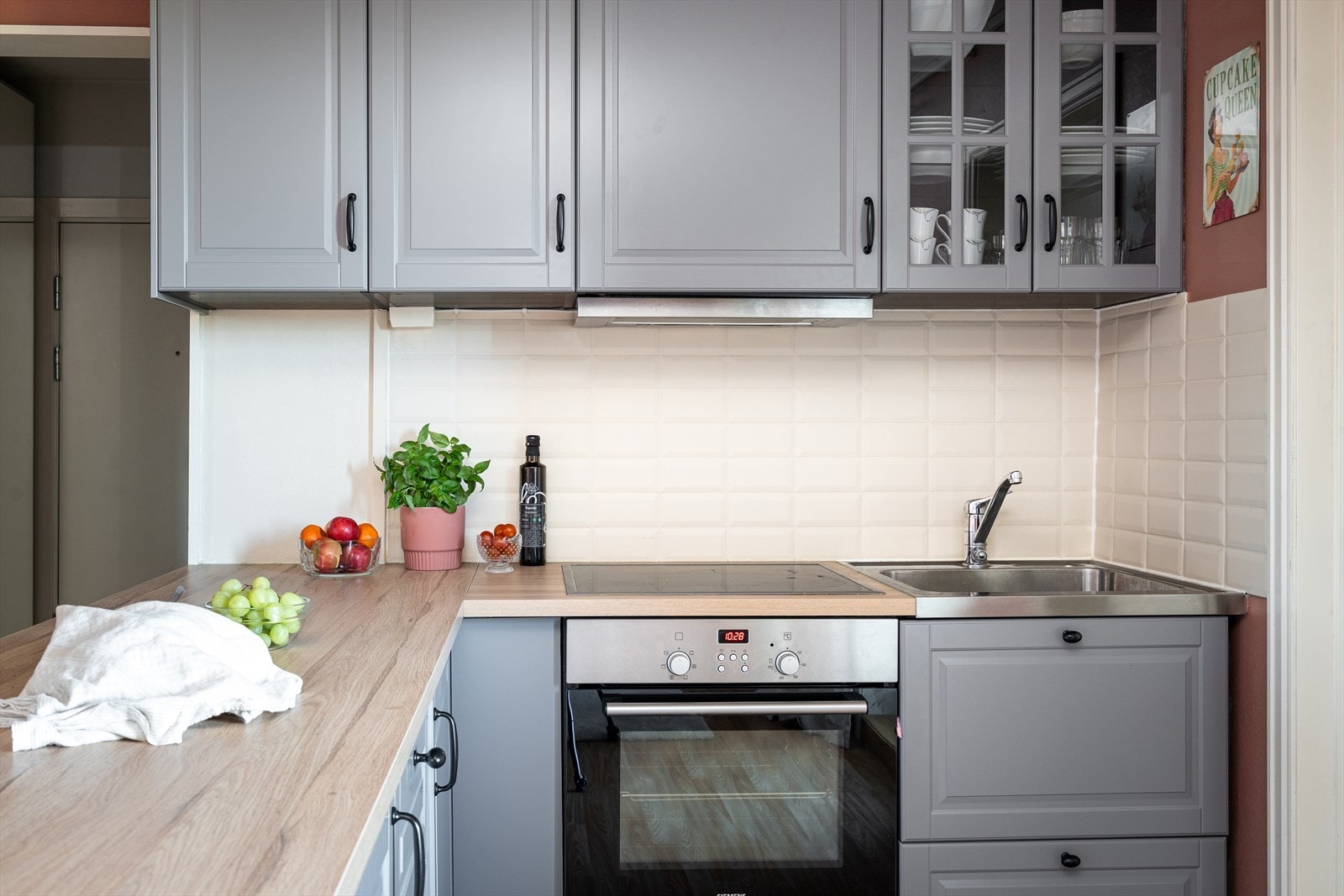 Kjøkkenet er utstyrt med integrert stekeovn, platetopp og kullfilterventilator. Galleribilde