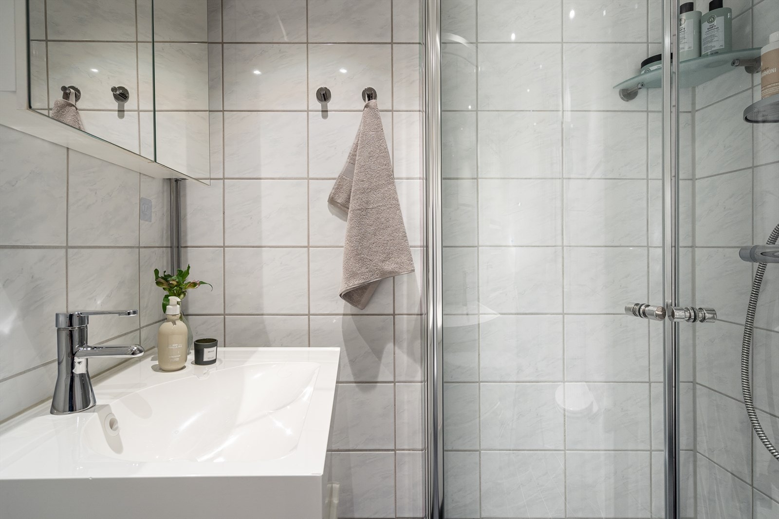 Her er det et dusjhjørne med regnfallsdusj ogvegghengt toalett. Felles vaskeri i kjeller. Galleribilde