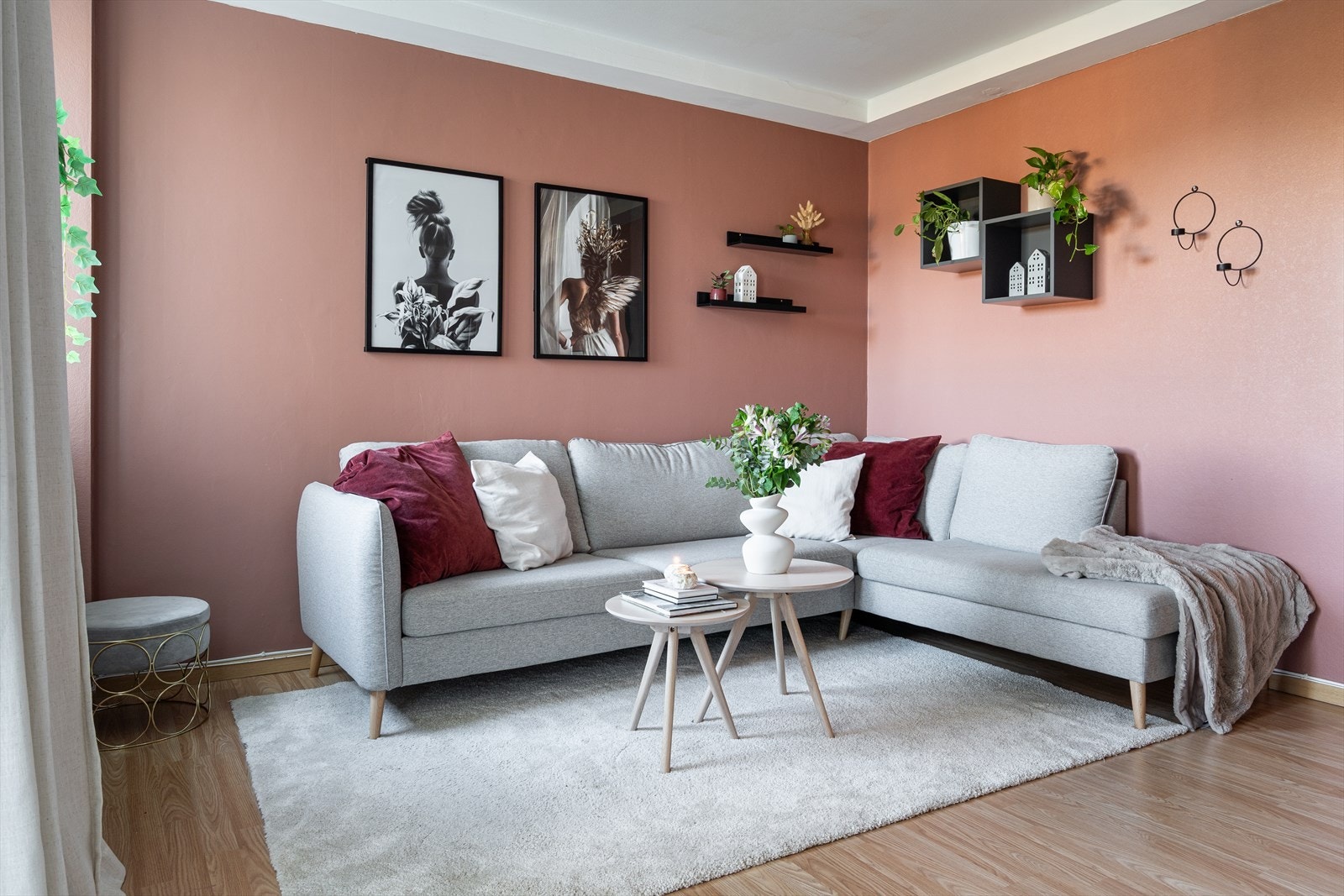 Stuen har god plass til en sofagruppe og en takhøyde målt til 2,44 meter. Galleribilde