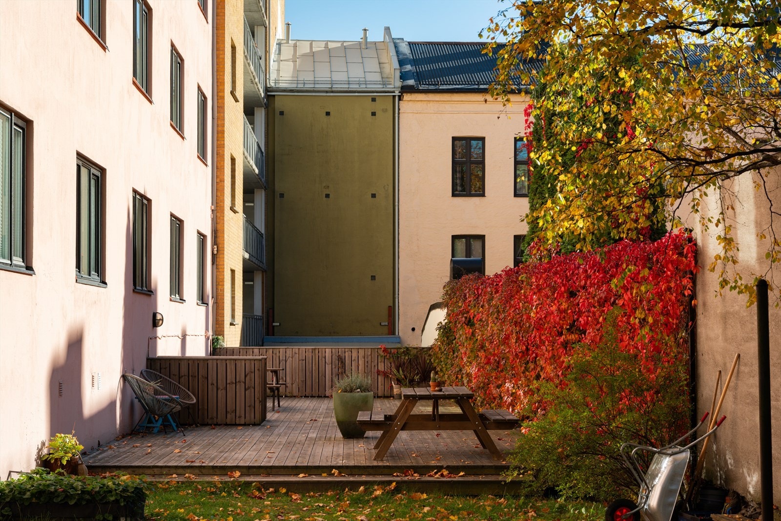 Borettslaget har en nydelig felles bakgård med terrasse og sittegrupper Galleribilde