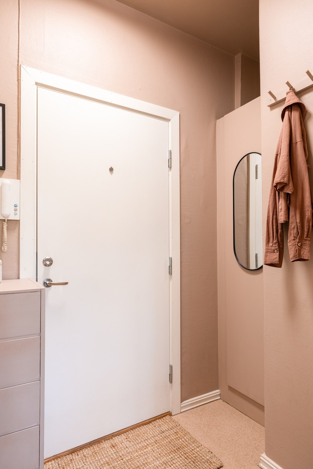 Lys og praktisk entré med plass til oppbevaring av yttertøy og sko Galleribilde