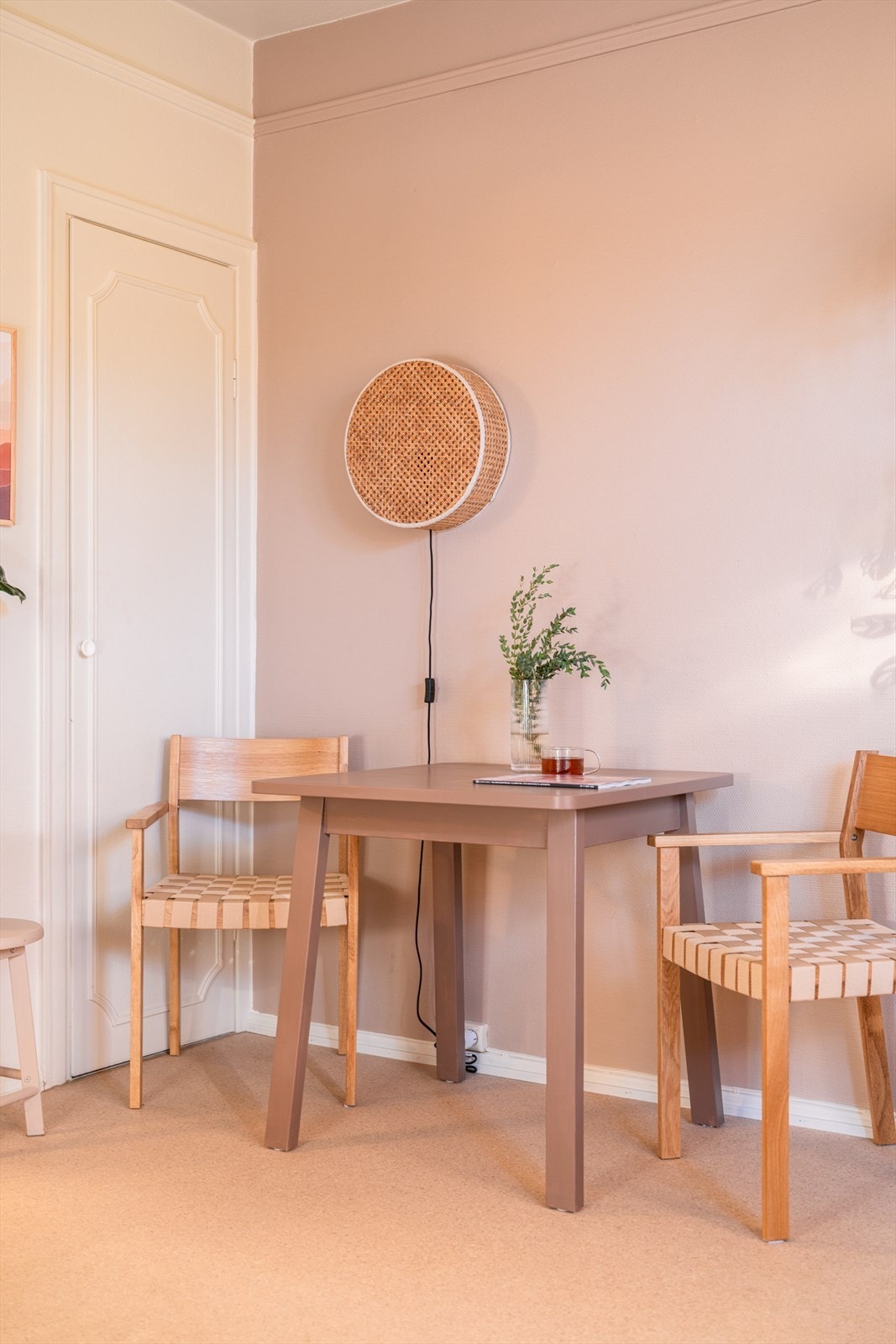 Det er plass til et koselig spisebord i rommet Galleribilde