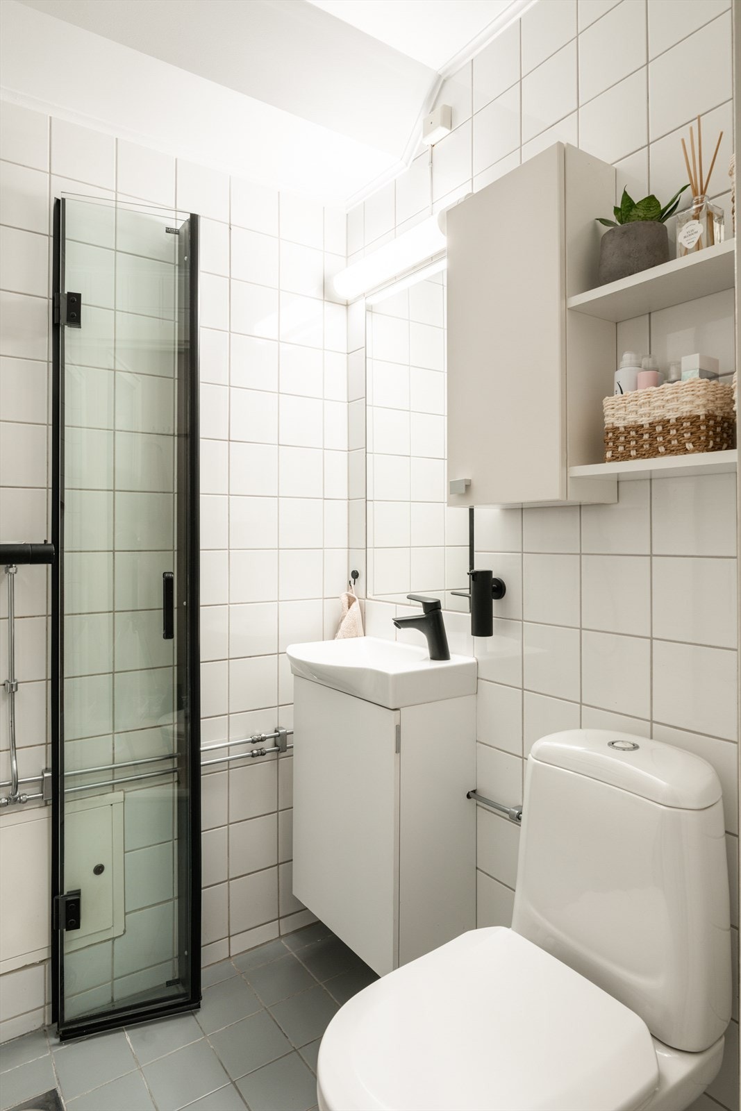 Flislagt bad med ny baderomsinnredning fra 2021 Galleribilde