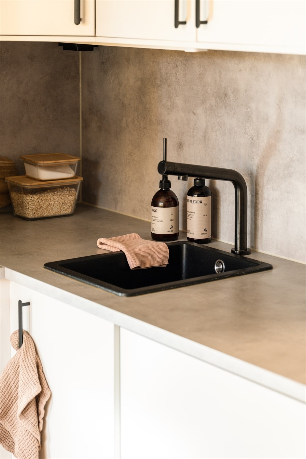 Bærbar indusjonsplate med oppbevaringsplass over vaskemaskin. Galleribilde