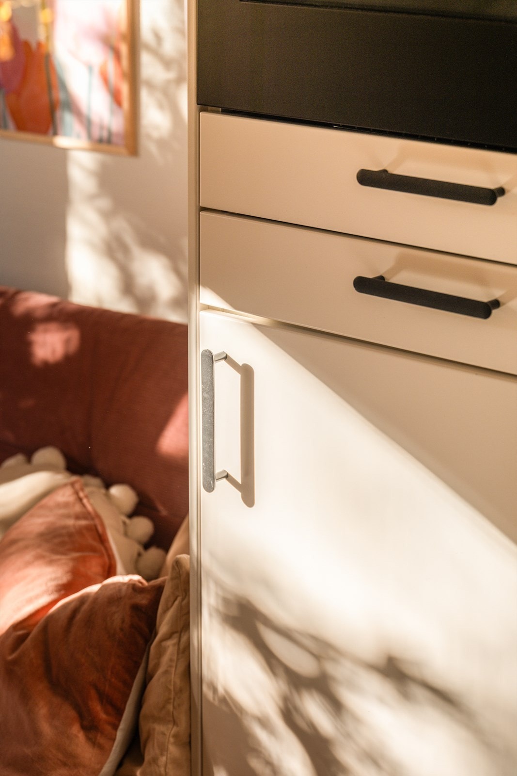 Plassen er godt utnyttet med skuffer og skap Galleribilde