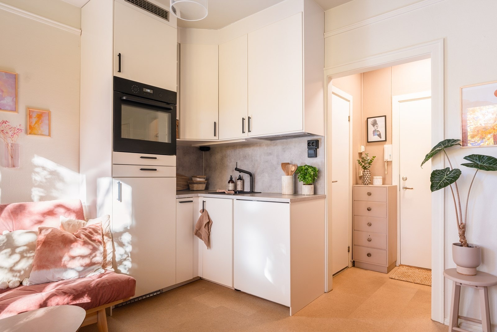 Stilfullt og praktisk IKEA-kjøkken som i ble totalrenovert i 2021 Galleribilde