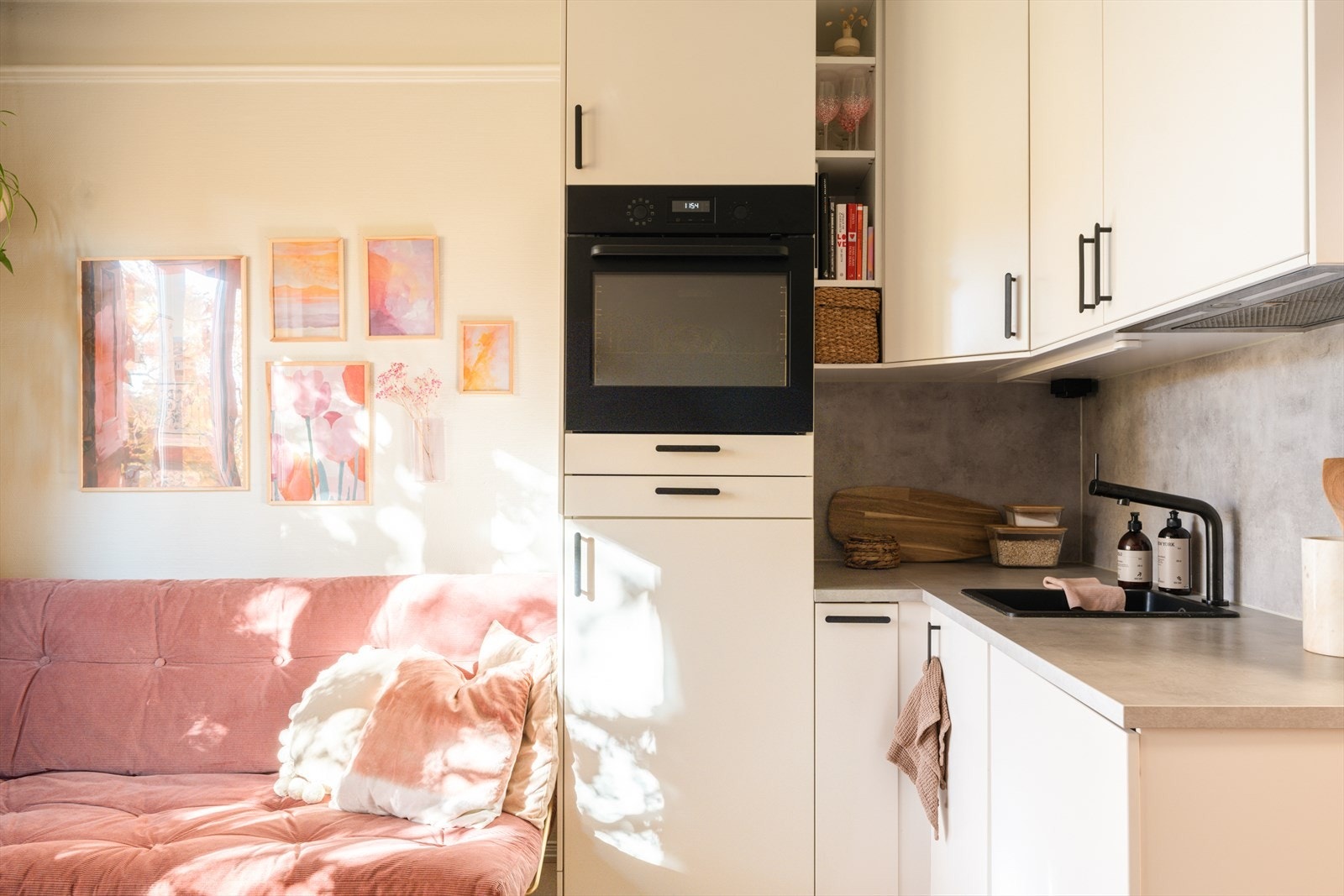 Stilfullt og praktisk IKEA-kjøkken, utstyrt med integrert kjøleskap, stekeovn og vaskemaskin Galleribilde