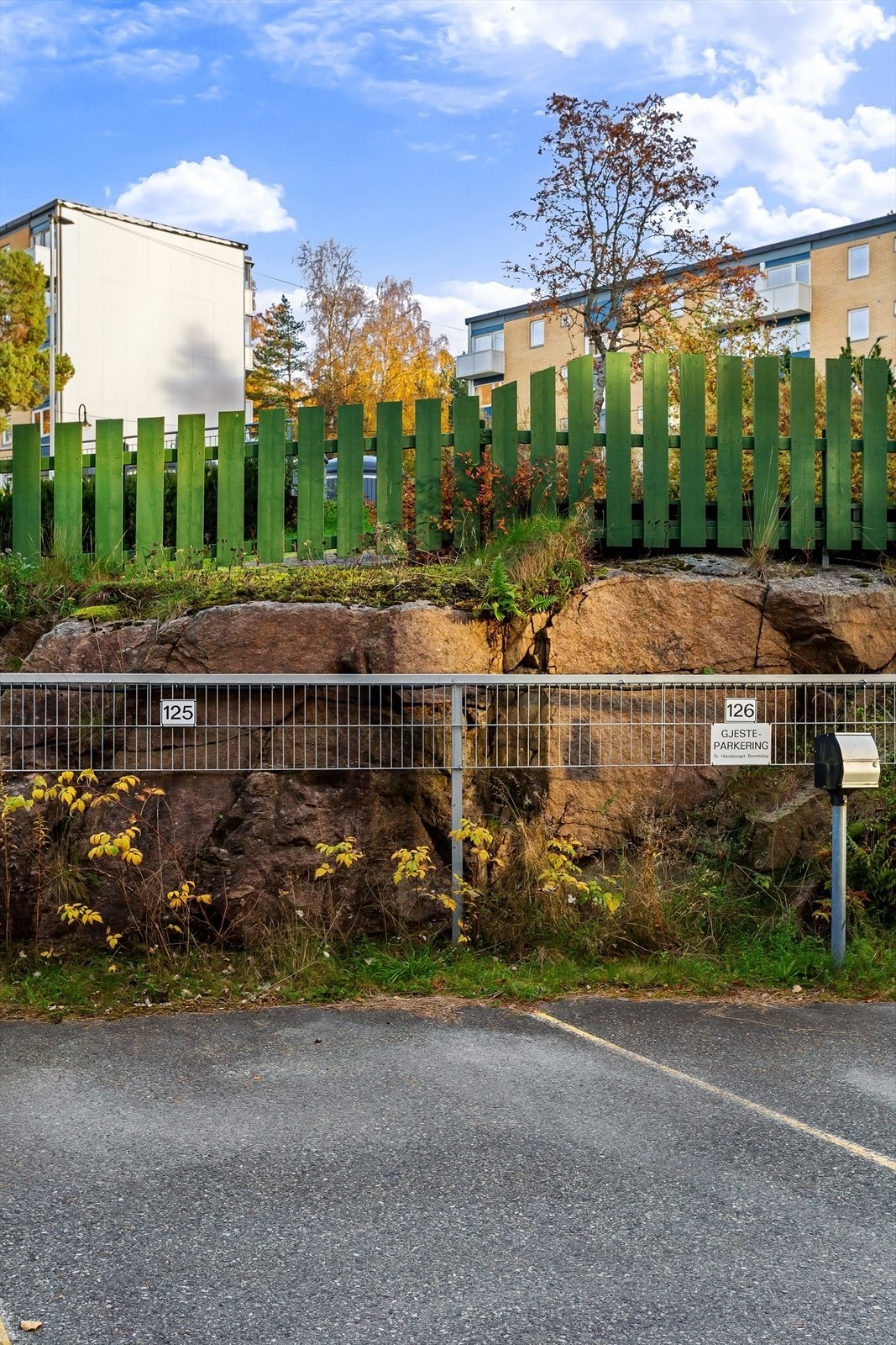 Rett til å disponere en tildelt parkeringsplass - Tilrettelagt for etablering av ladeboks til el-bil Galleribilde