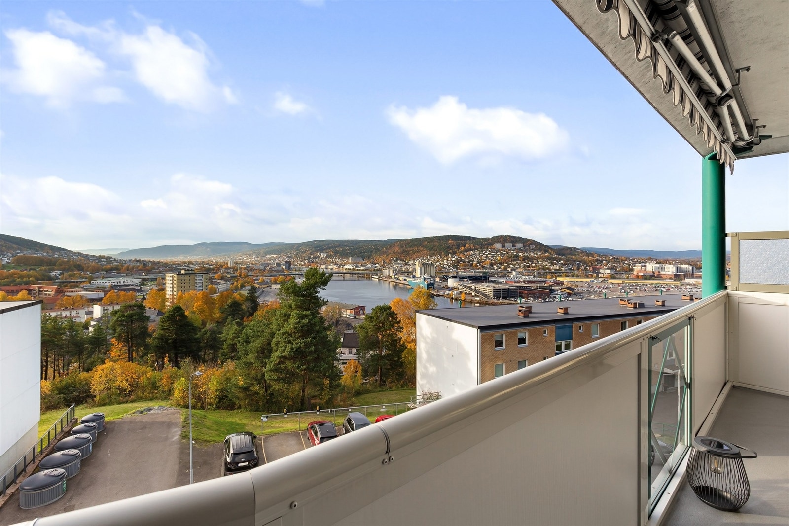Balkongen har flott utsikt over Austad/Fjell, Drammen sentrum, Lier og havnebassenget fra høyden Galleribilde