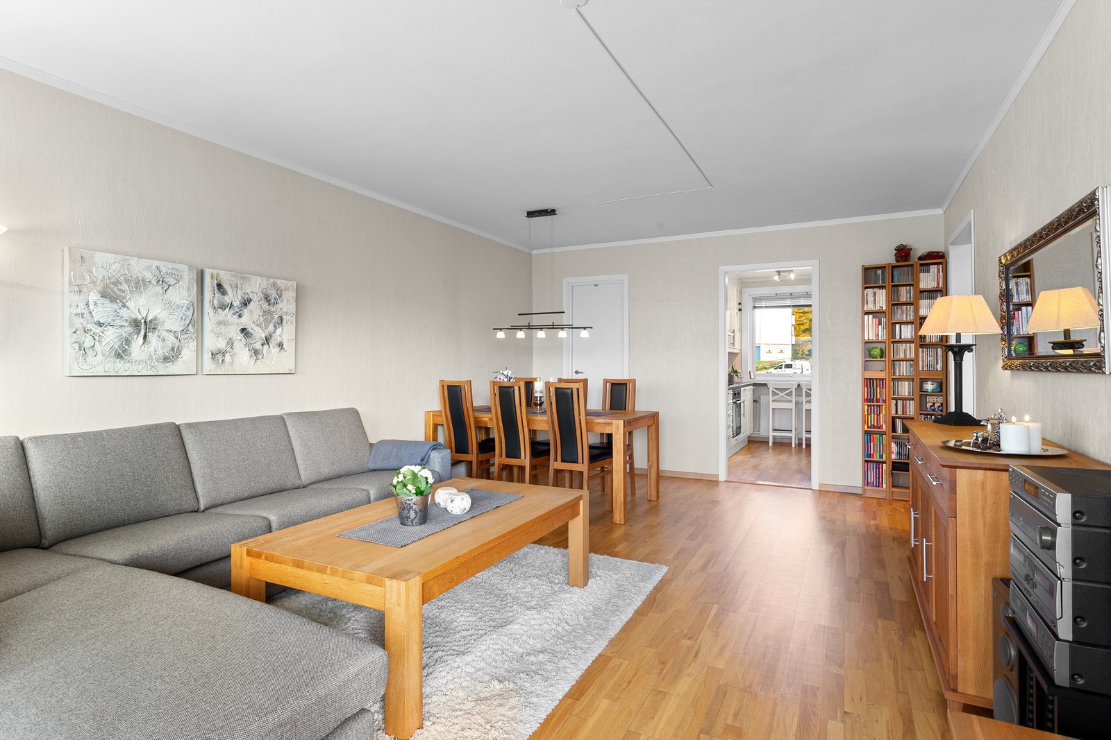 Stue med sofaområde og spiseplass Galleribilde
